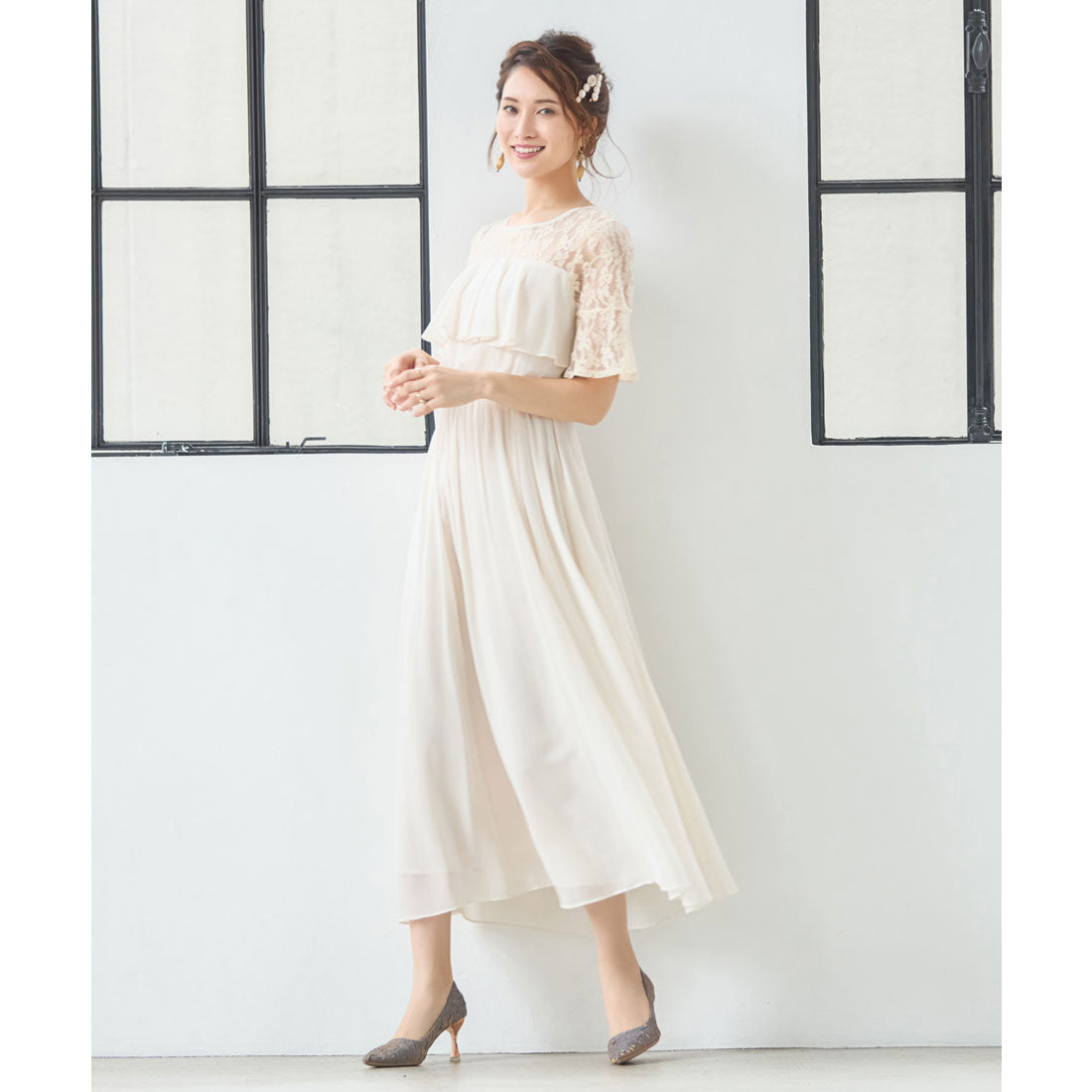 ドレスプラス DRESS+ 胸元フリルのレースドレス・結婚式ワンピース・お呼ばれパーティードレス