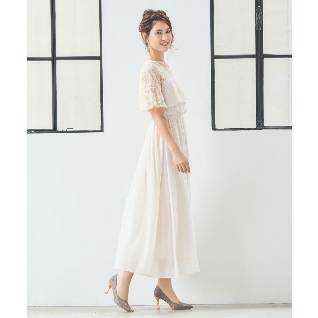ドレスプラス DRESS+ 胸元フリルのレースドレス・結婚式ワンピース・お呼ばれパーティードレス