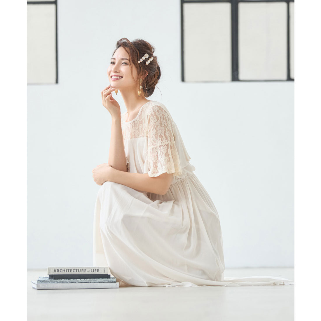ドレスプラス DRESS+ 胸元フリルのレースドレス・結婚式ワンピース・お呼ばれパーティードレス