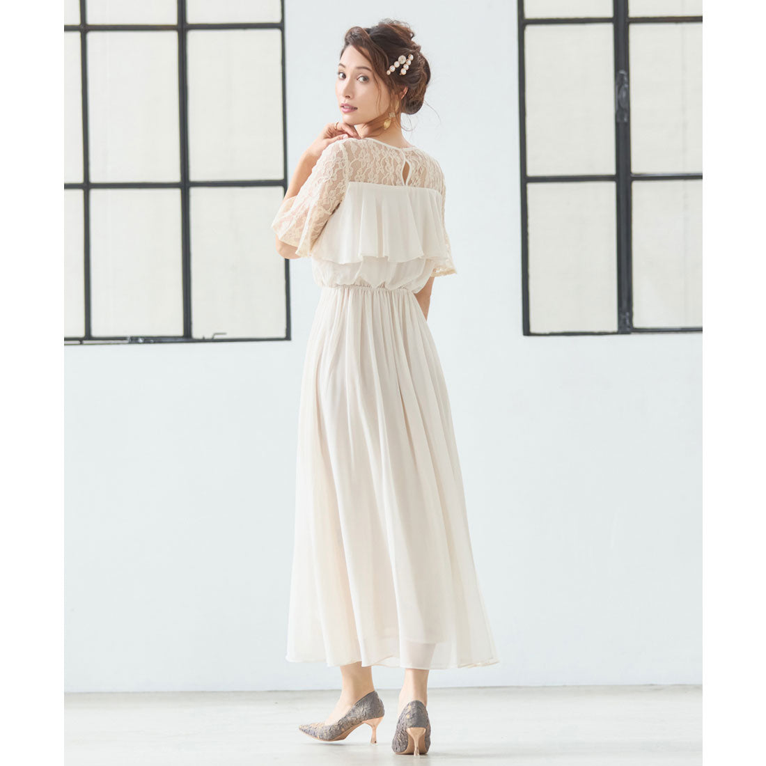 ドレスプラス DRESS+ 胸元フリルのレースドレス・結婚式ワンピース・お呼ばれパーティードレス