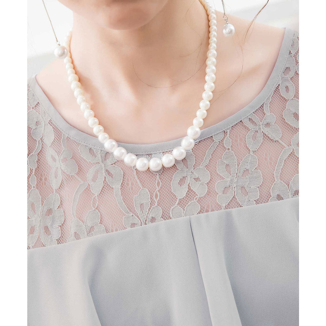 ドレスプラス DRESS+ 胸元フリルのレースドレス・結婚式ワンピース・お呼ばれパーティードレス