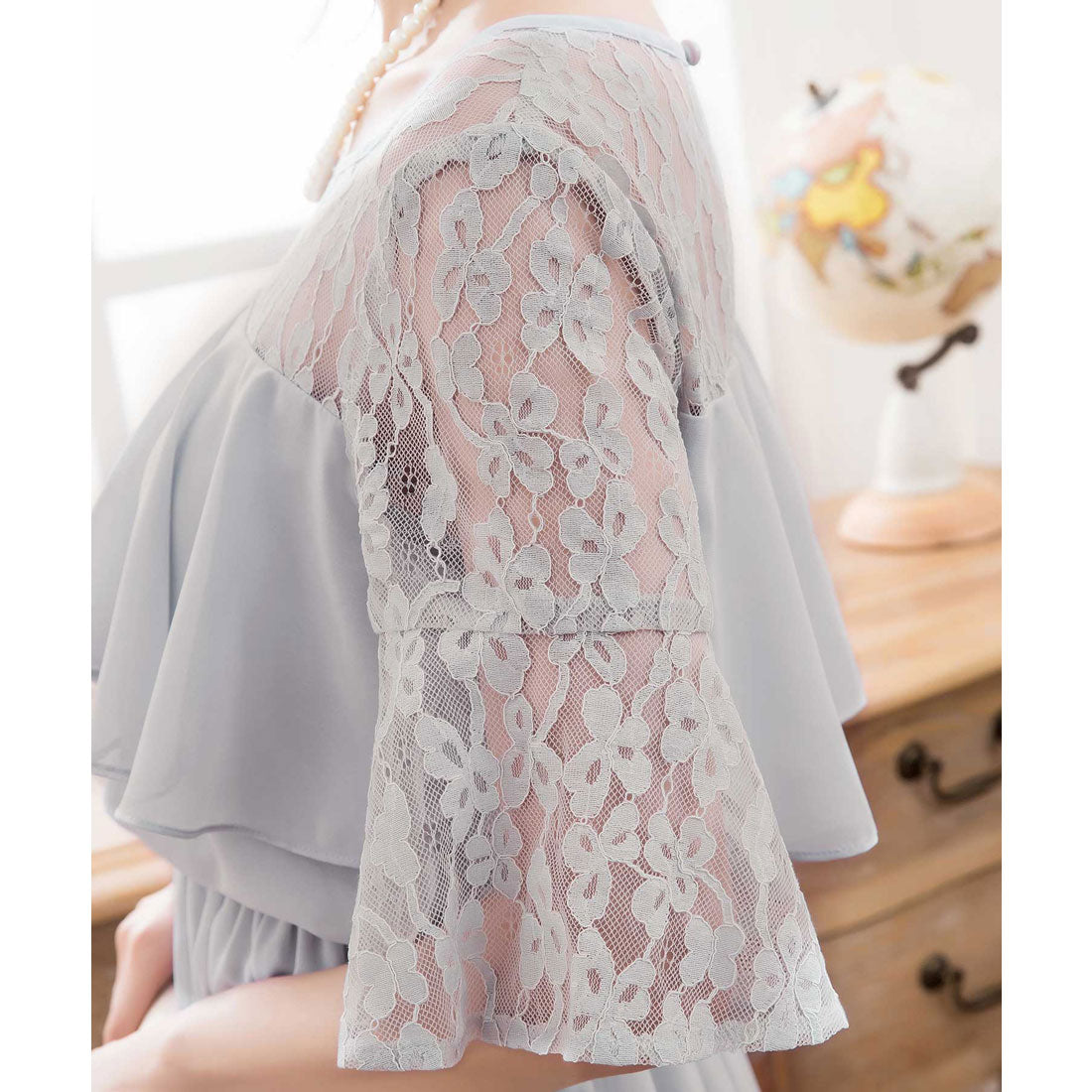ドレスプラス DRESS+ 胸元フリルのレースドレス・結婚式ワンピース・お呼ばれパーティードレス