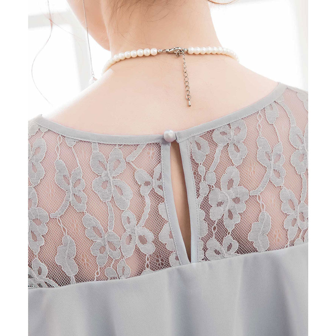 ドレスプラス DRESS+ 胸元フリルのレースドレス・結婚式ワンピース・お呼ばれパーティードレス