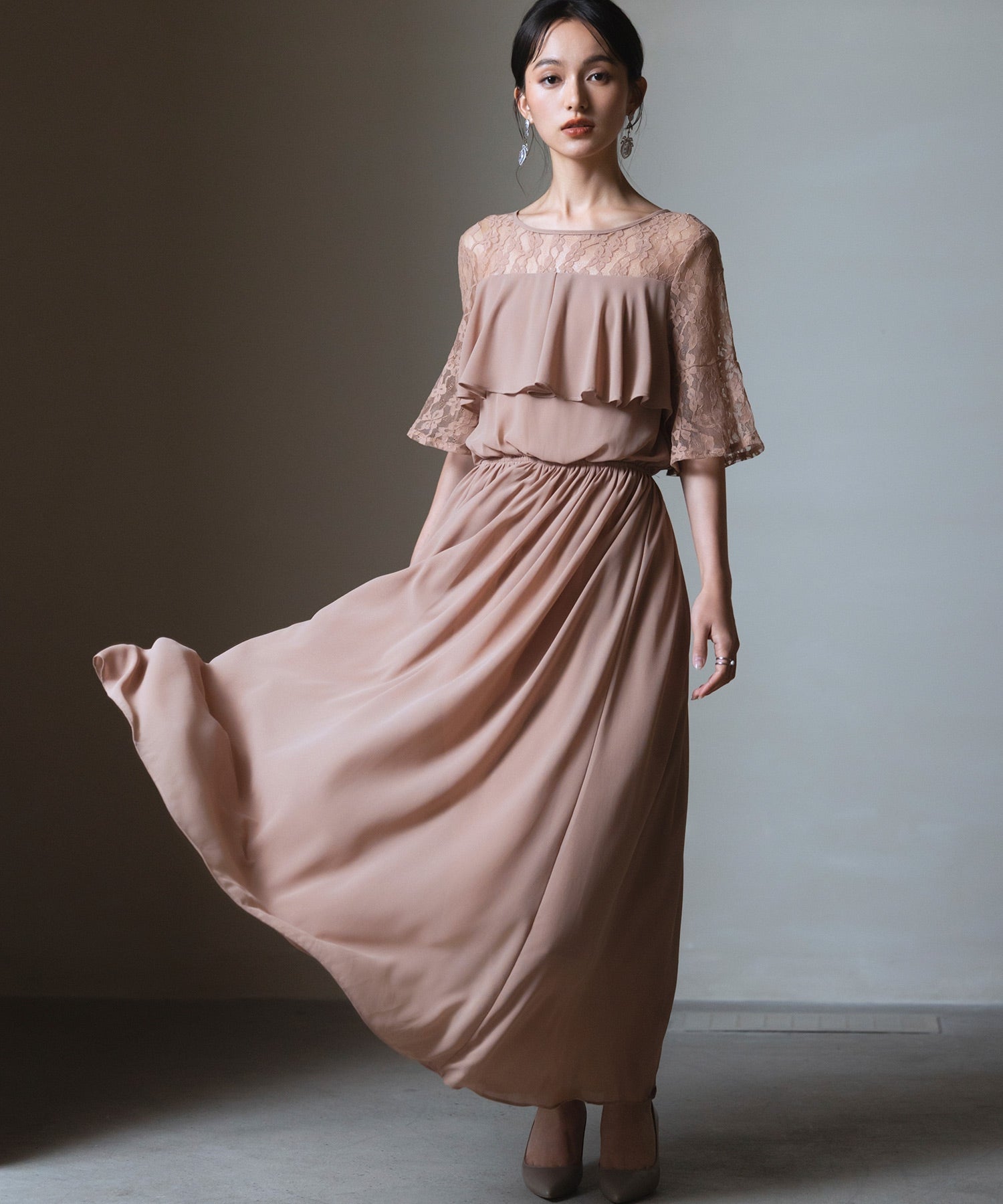 ドレスプラス DRESS+ 胸元フリルのレースドレス・結婚式ワンピース・お呼ばれパーティードレス