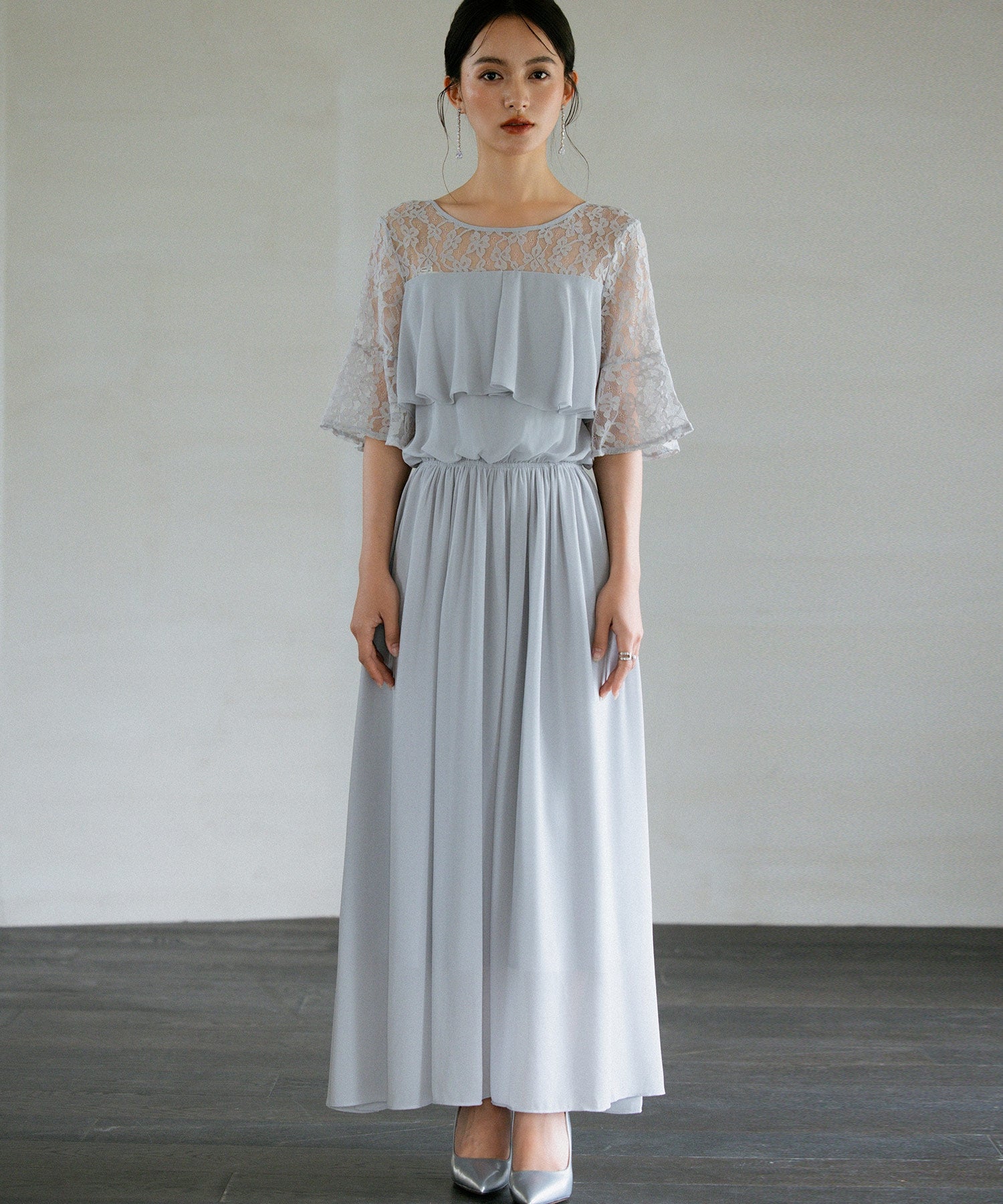 ドレスプラス DRESS+ 胸元フリルのレースドレス・結婚式ワンピース・お呼ばれパーティードレス