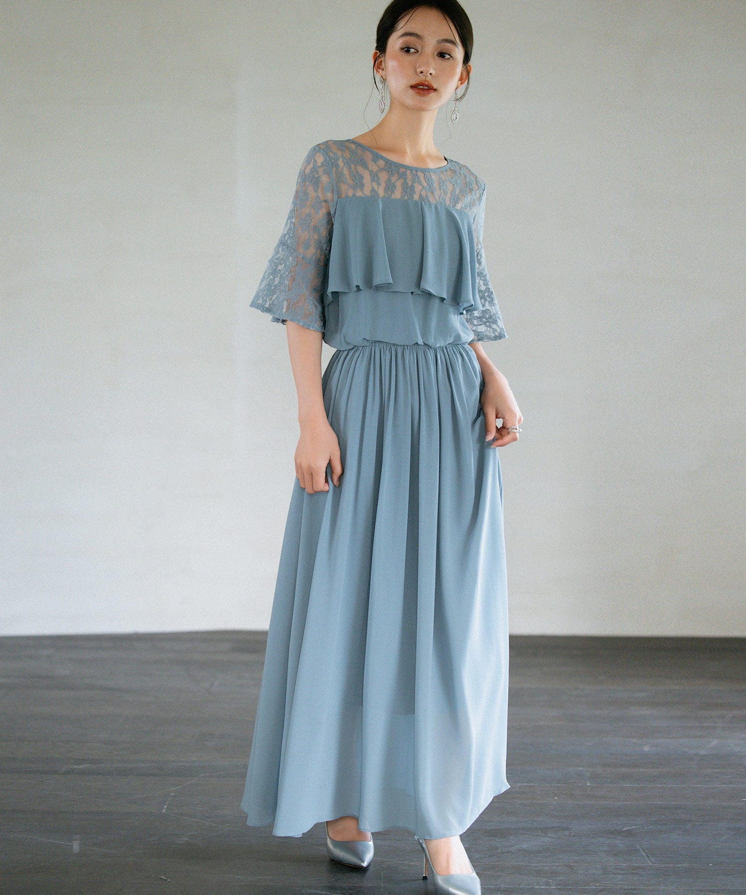 ドレスプラス DRESS+ 胸元フリルのレースドレス・結婚式ワンピース・お呼ばれパーティードレス