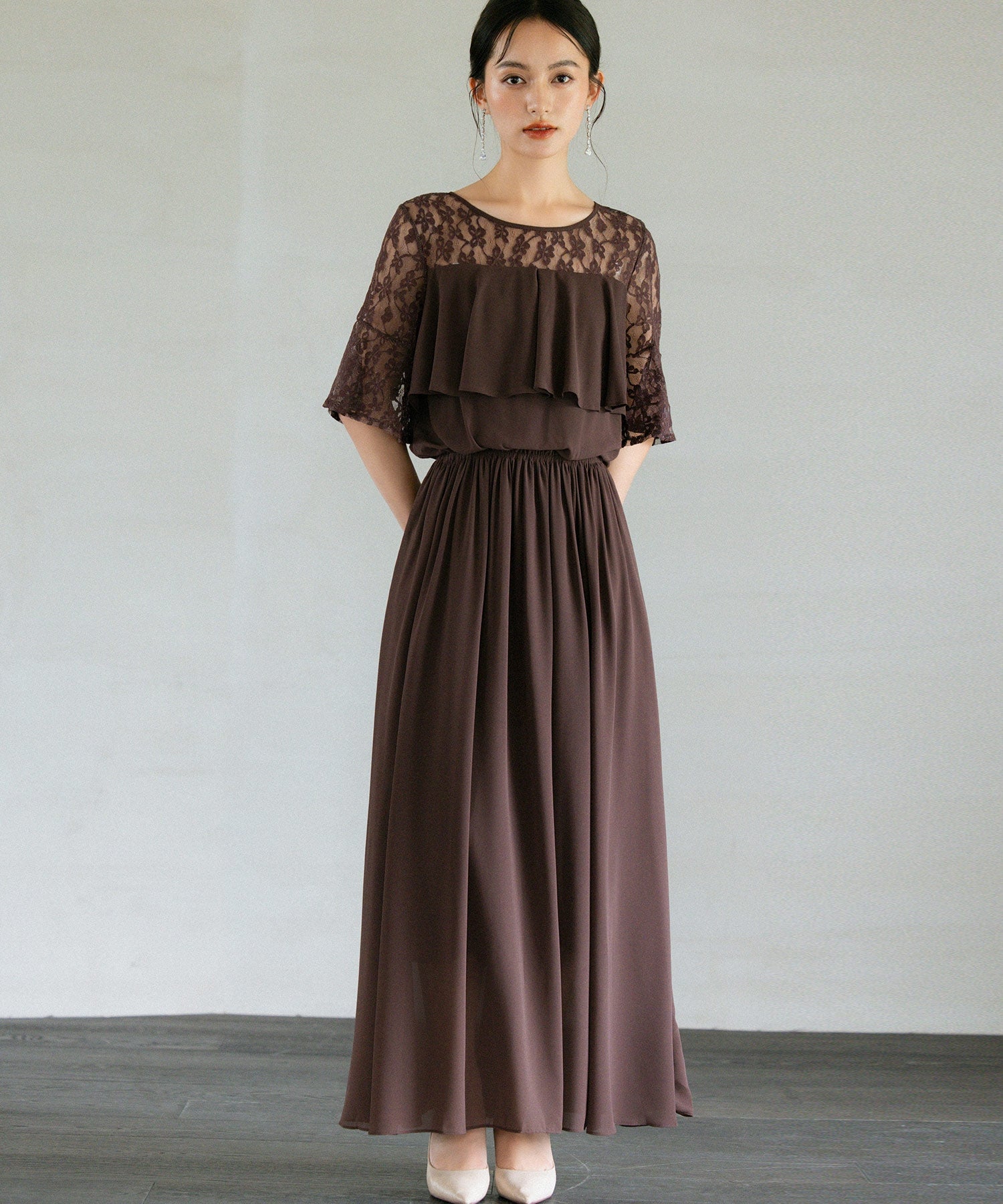 ドレスプラス DRESS+ 胸元フリルのレースドレス・結婚式ワンピース・お呼ばれパーティードレス