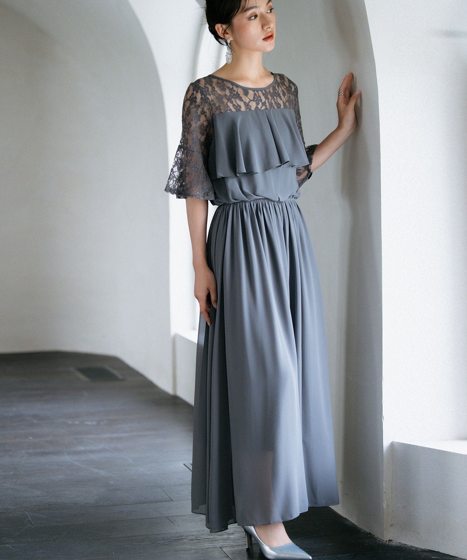 ドレスプラス DRESS+ 胸元フリルのレースドレス・結婚式ワンピース・お呼ばれパーティードレス