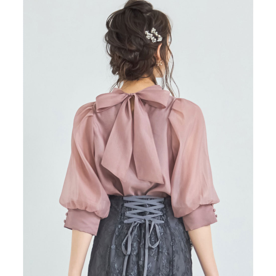 ドレスプラス DRESS+ ブラウス リボンカラー 七分袖 シアー素材 裏地付き （スモークピンク） スモークピンク