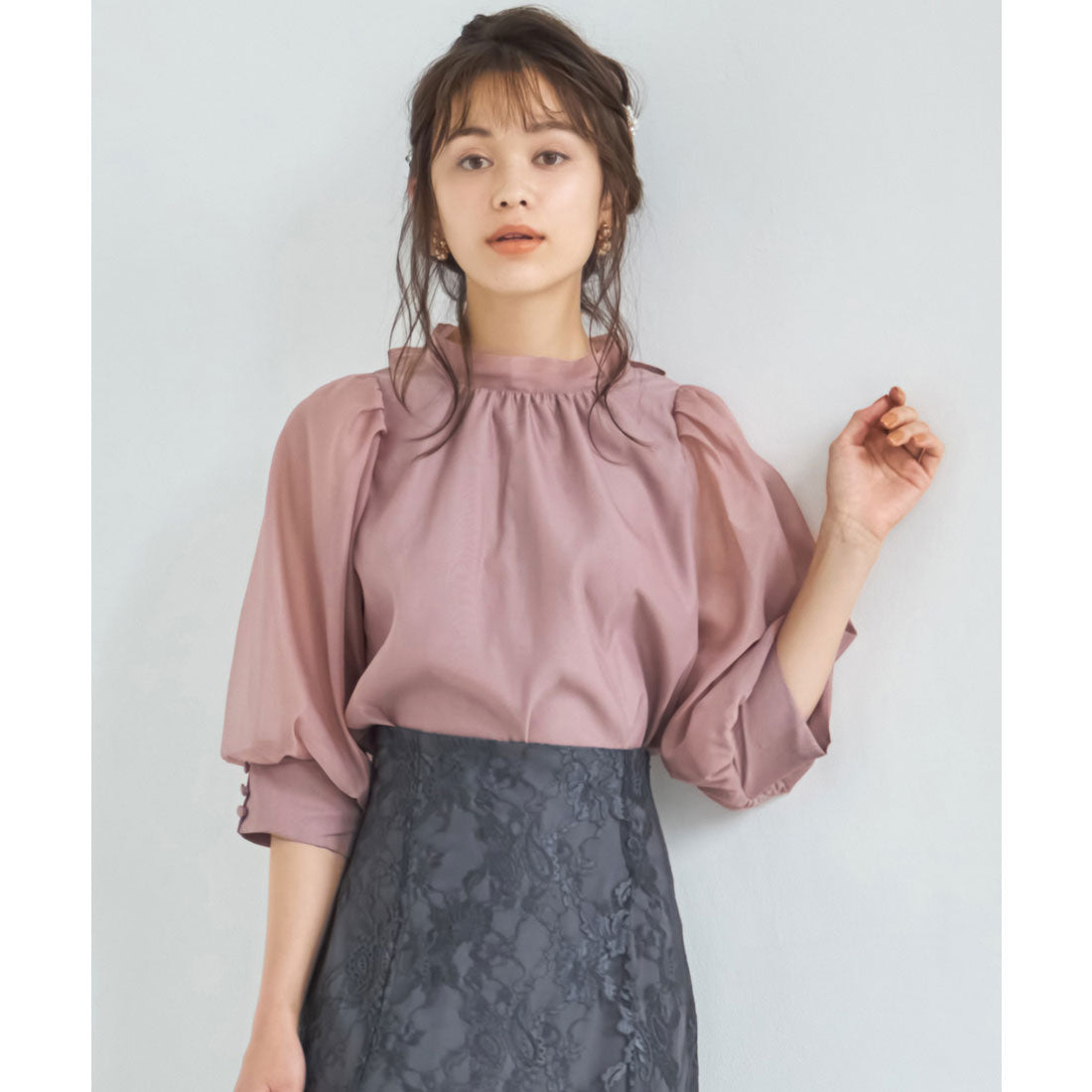 ドレスプラス DRESS+ ブラウス リボンカラー 七分袖 シアー素材 裏地付き （スモークピンク） スモークピンク