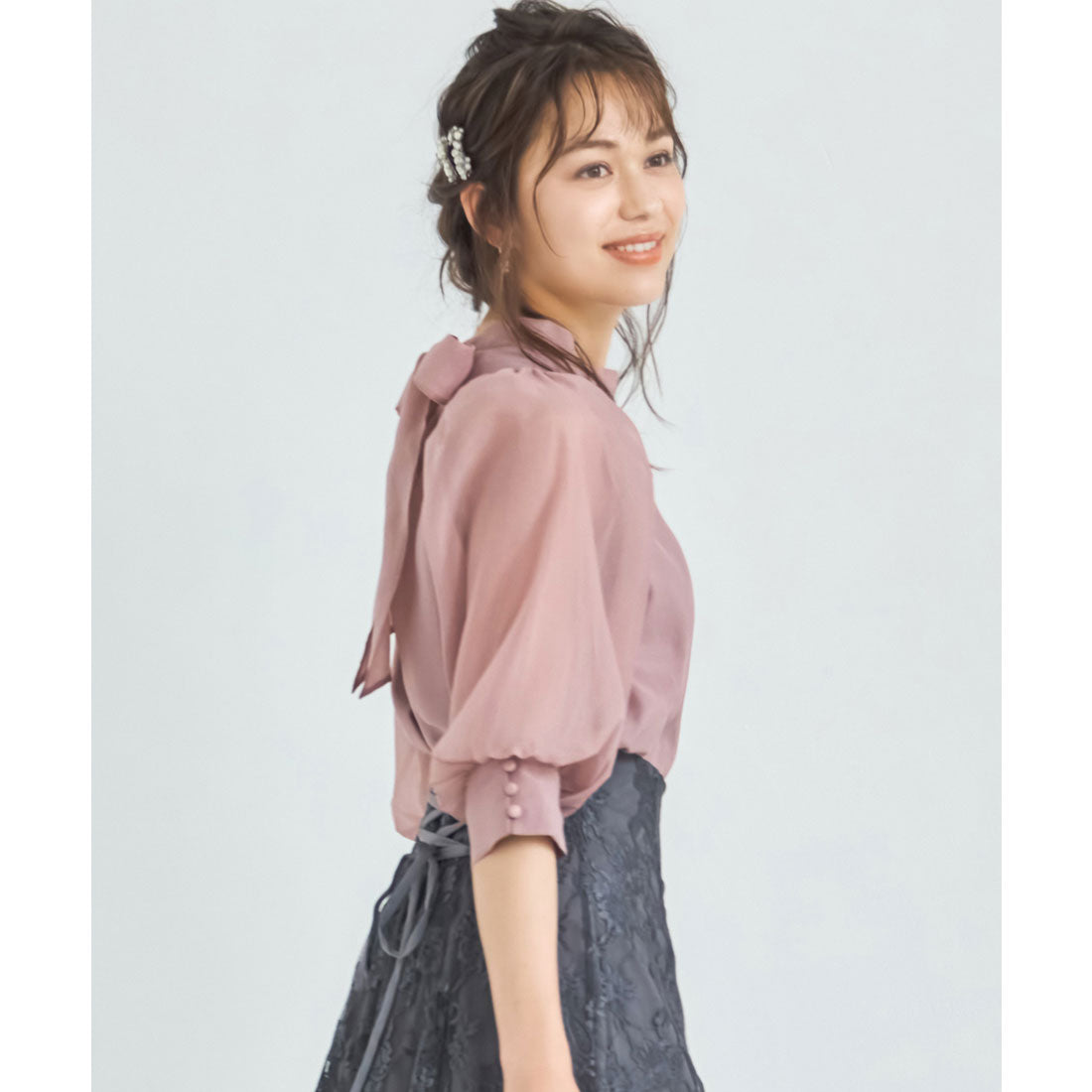 ドレスプラス DRESS+ ブラウス リボンカラー 七分袖 シアー素材 裏地付き （スモークピンク） スモークピンク