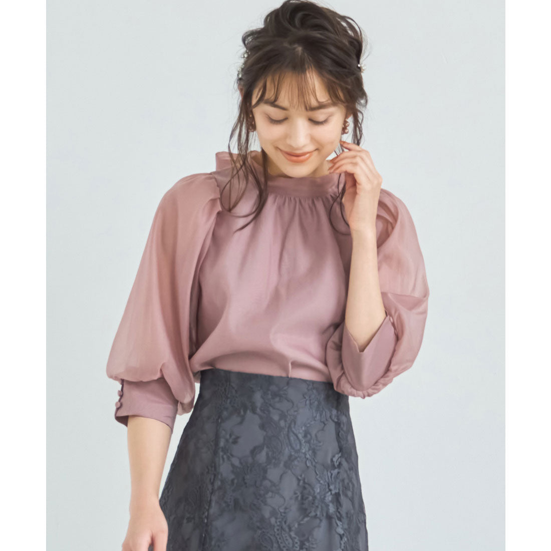 ドレスプラス DRESS+ ブラウス リボンカラー 七分袖 シアー素材 裏地付き （スモークピンク） スモークピンク