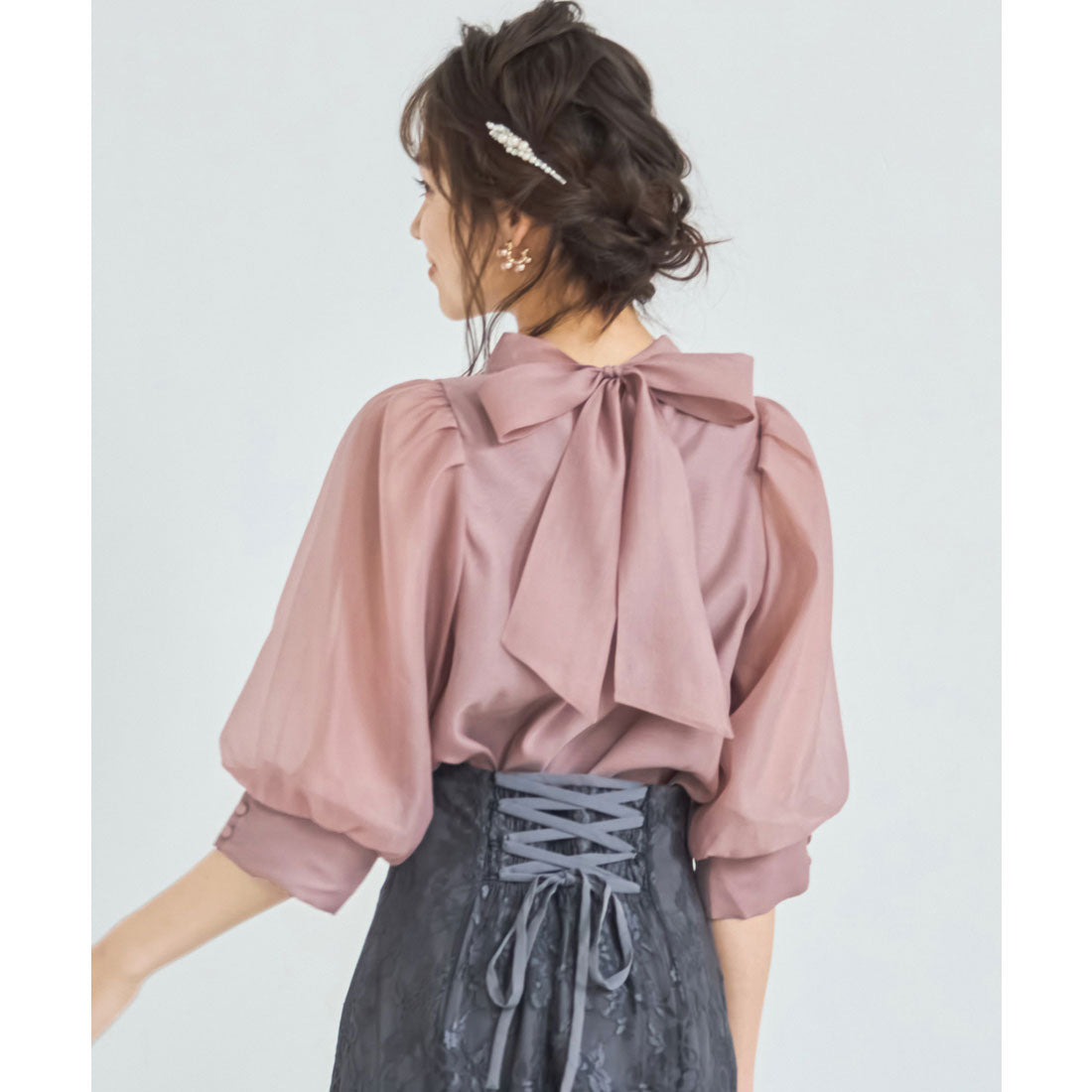 ドレスプラス DRESS+ ブラウス リボンカラー 七分袖 シアー素材 裏地付き （スモークピンク） スモークピンク