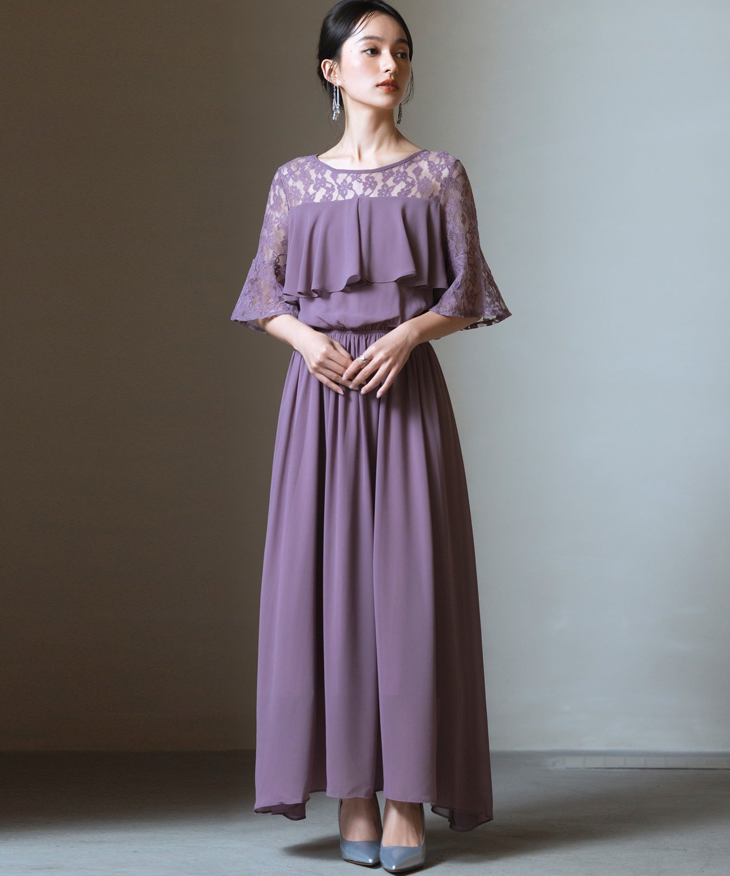 ドレスプラス DRESS+ 胸元フリルのレースドレス・結婚式ワンピース・お呼ばれパーティードレス