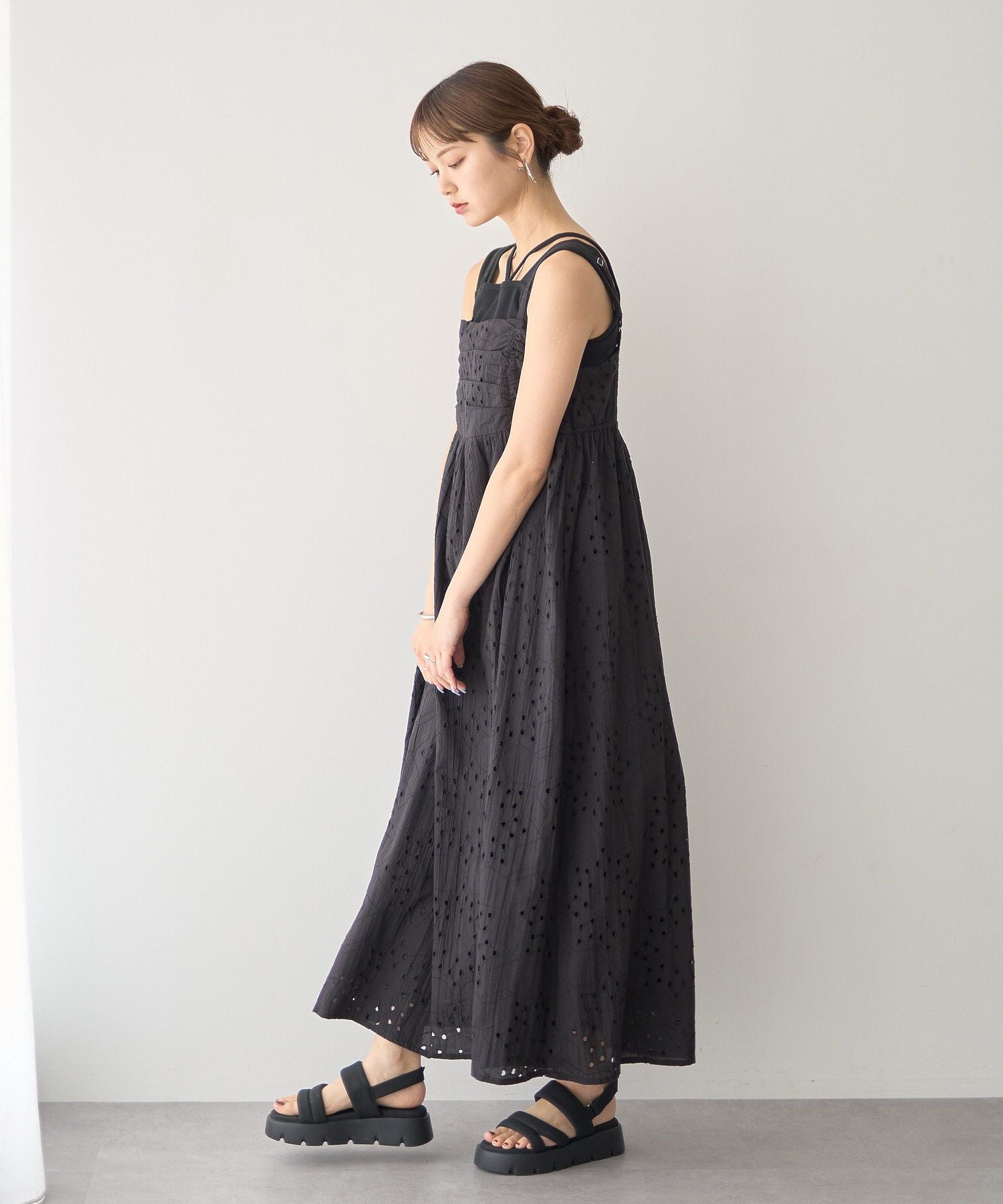 アースミュージックアンドエコロジー earth music&ecology シフリー刺繍キャミワンピース （ブルー） ブルー
