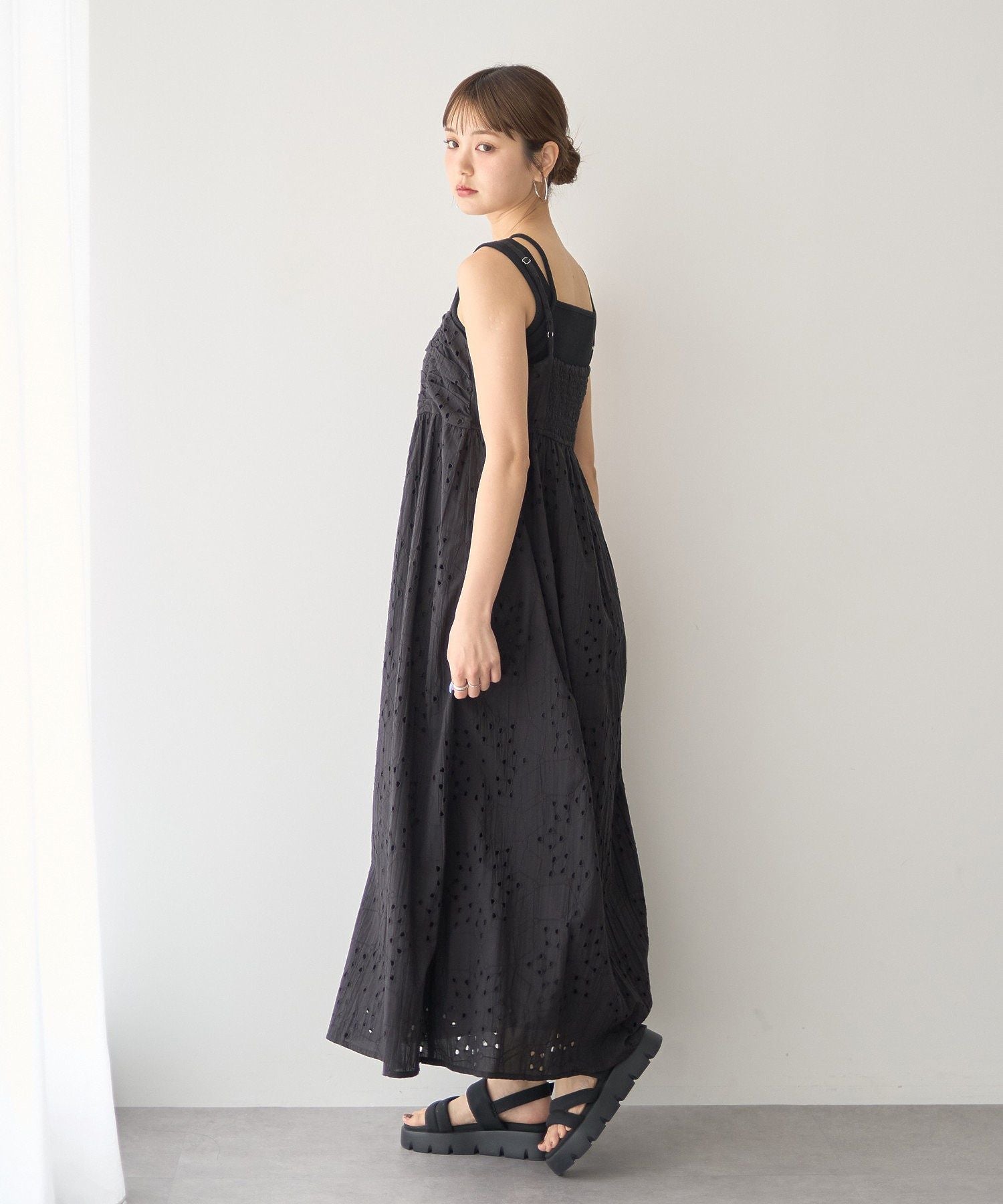 アースミュージックアンドエコロジー earth music&ecology シフリー刺繍キャミワンピース （ブルー） ブルー