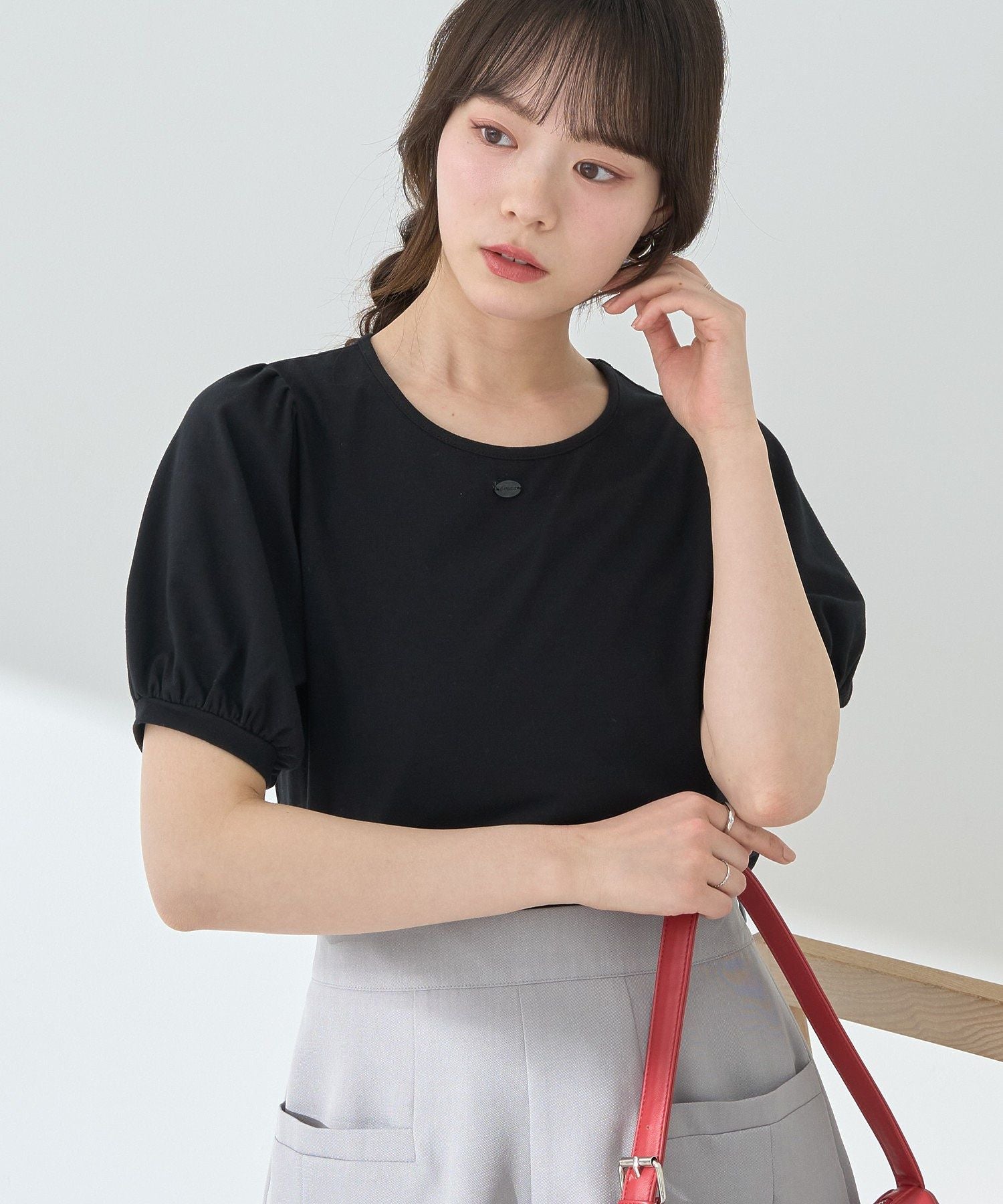 アースミュージックアンドエコロジー earth music&ecology ロゴプレート付きパフスリーブプルオーバー （ブラック） ブラック