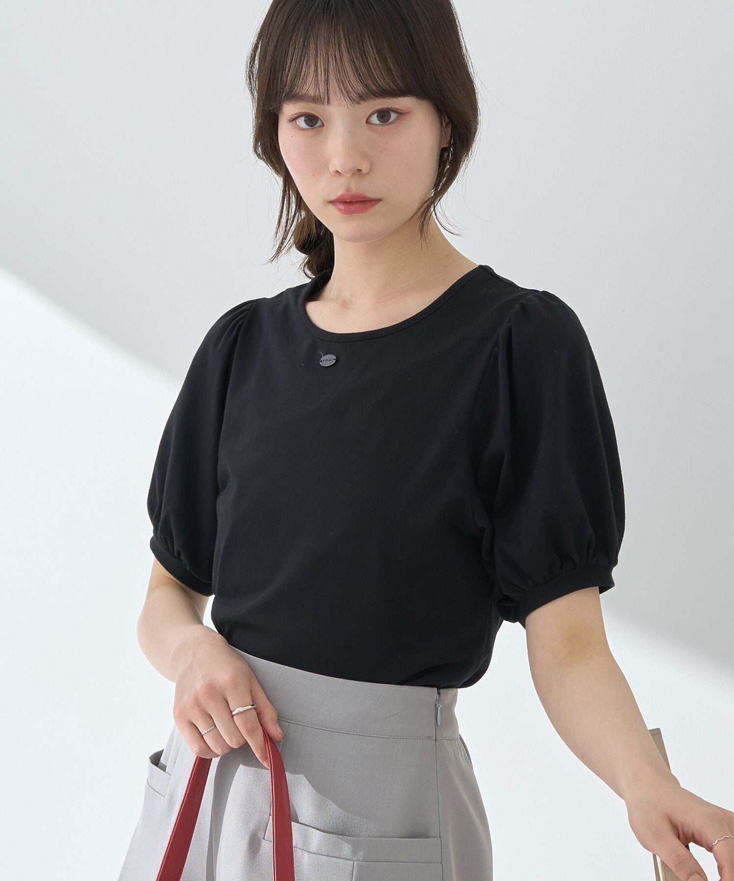 アースミュージックアンドエコロジー earth music&ecology ロゴプレート付きパフスリーブプルオーバー （ブラック） ブラック