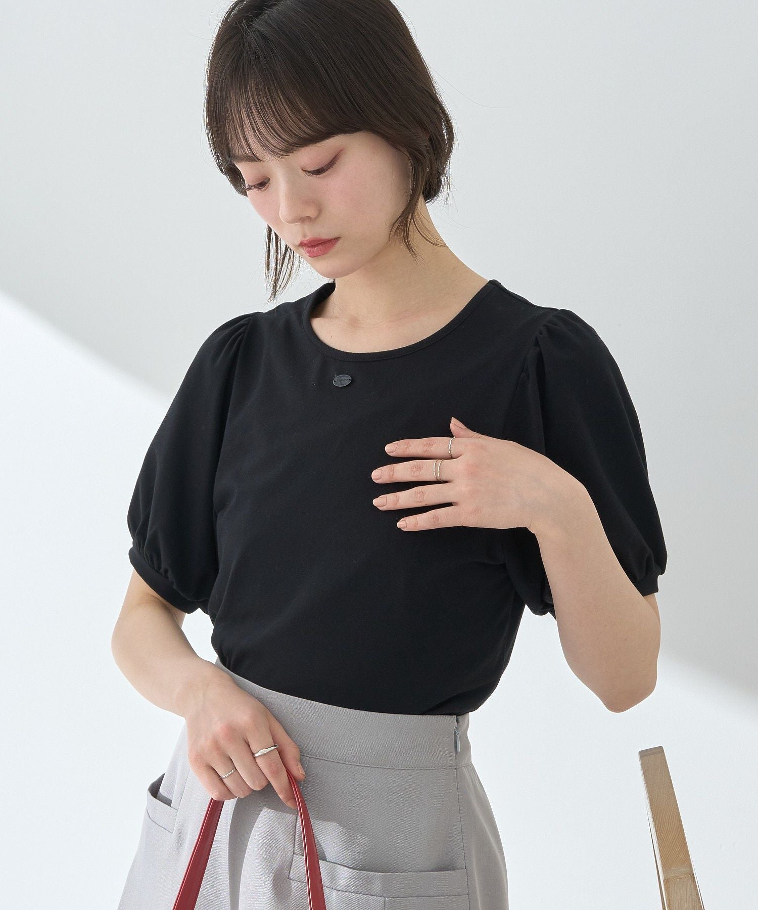 アースミュージックアンドエコロジー earth music&ecology ロゴプレート付きパフスリーブプルオーバー （ブラック） ブラック