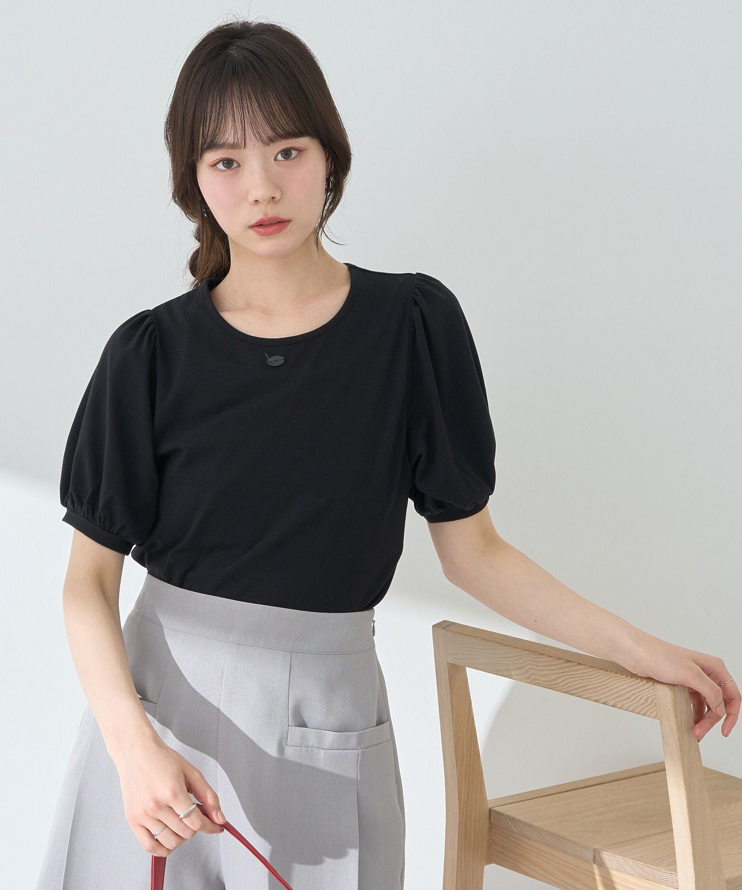 アースミュージックアンドエコロジー earth music&ecology ロゴプレート付きパフスリーブプルオーバー （ブラック） ブラック