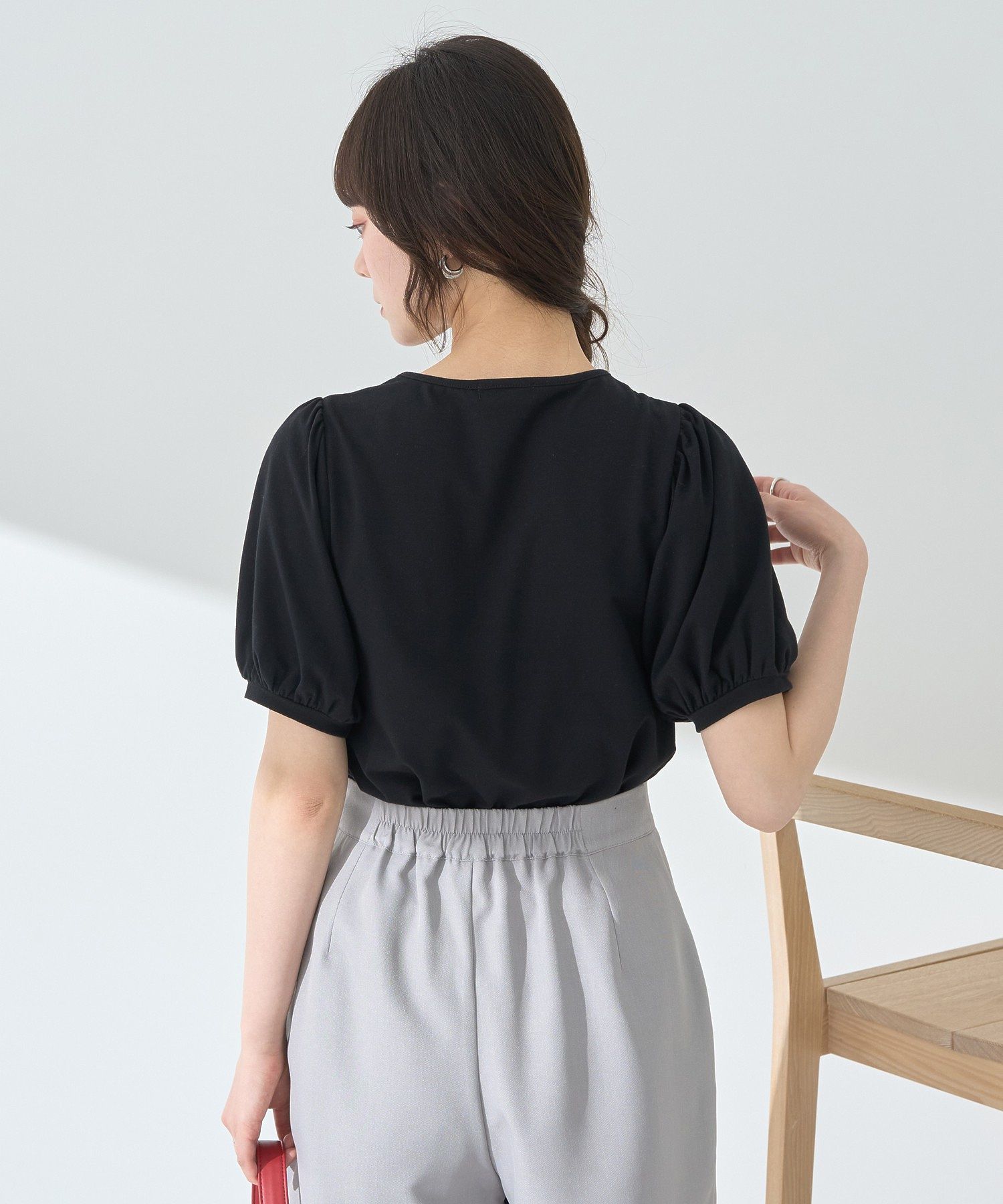 アースミュージックアンドエコロジー earth music&ecology ロゴプレート付きパフスリーブプルオーバー （ブラック） ブラック