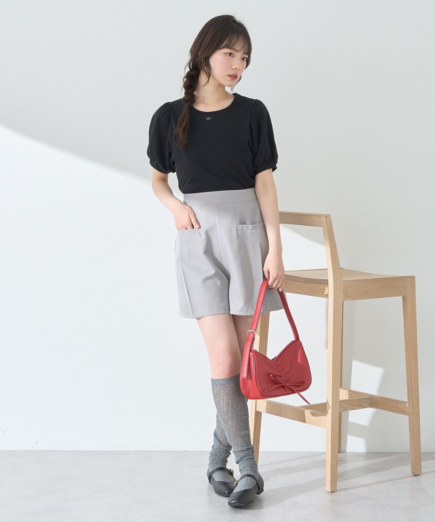 アースミュージックアンドエコロジー earth music&ecology ロゴプレート付きパフスリーブプルオーバー （ブラック） ブラック