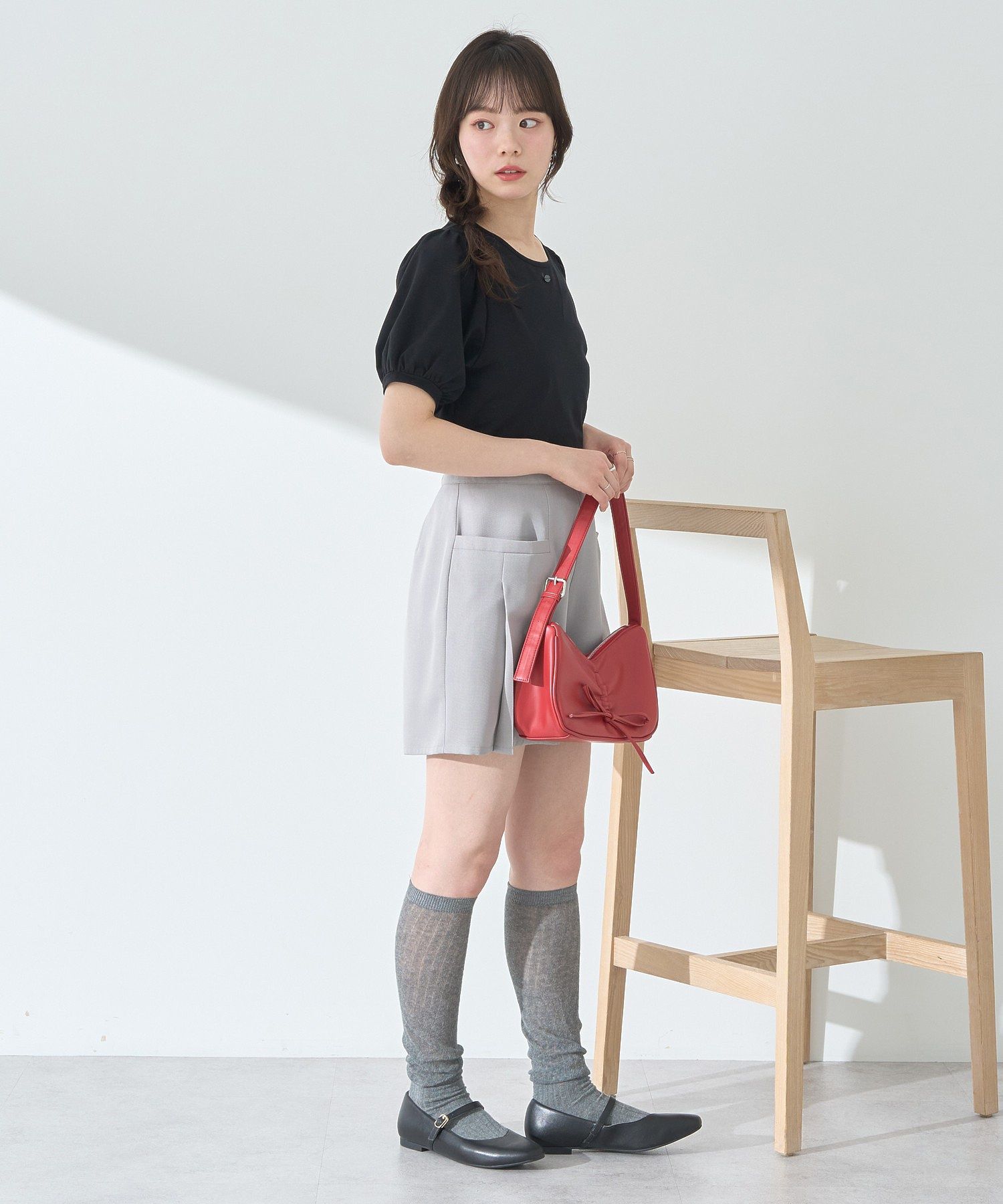 アースミュージックアンドエコロジー earth music&ecology ロゴプレート付きパフスリーブプルオーバー （ブラック） ブラック