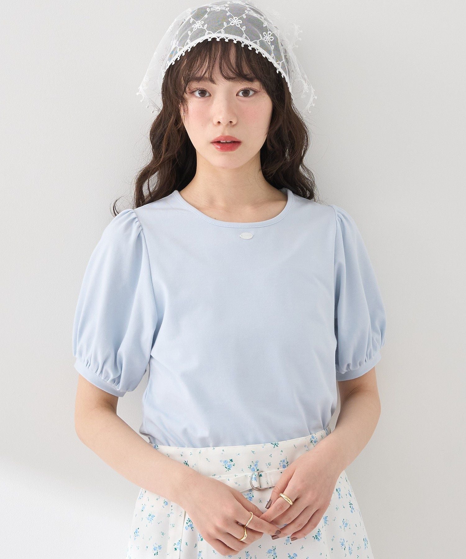 アースミュージックアンドエコロジー earth music&ecology ロゴプレート付きパフスリーブプルオーバー （ブラック） ブラック