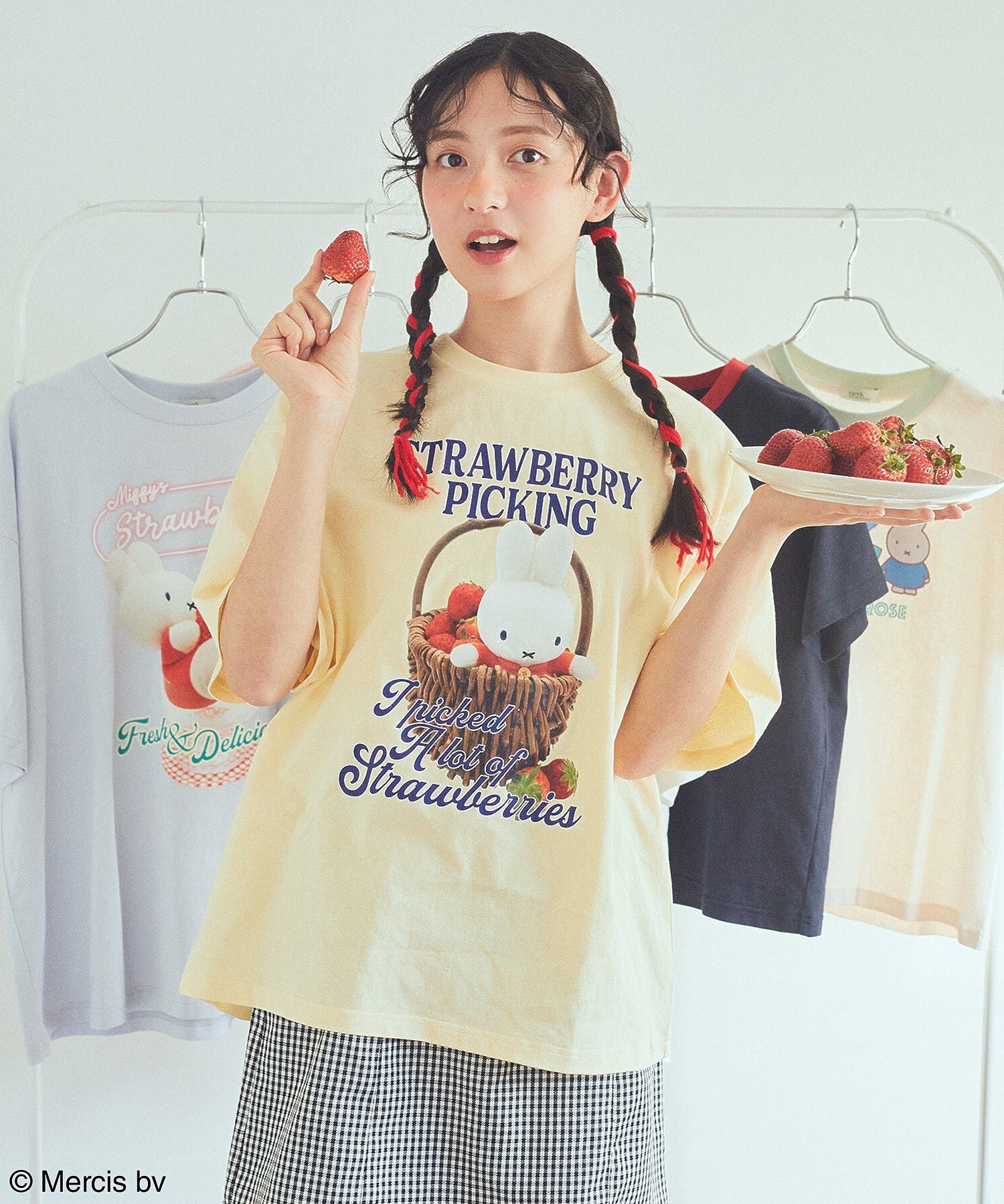 アースミュージックアンドエコロジー earth music&ecology miffy/earth strawberry Tee （オフホワイト） オフホワイト