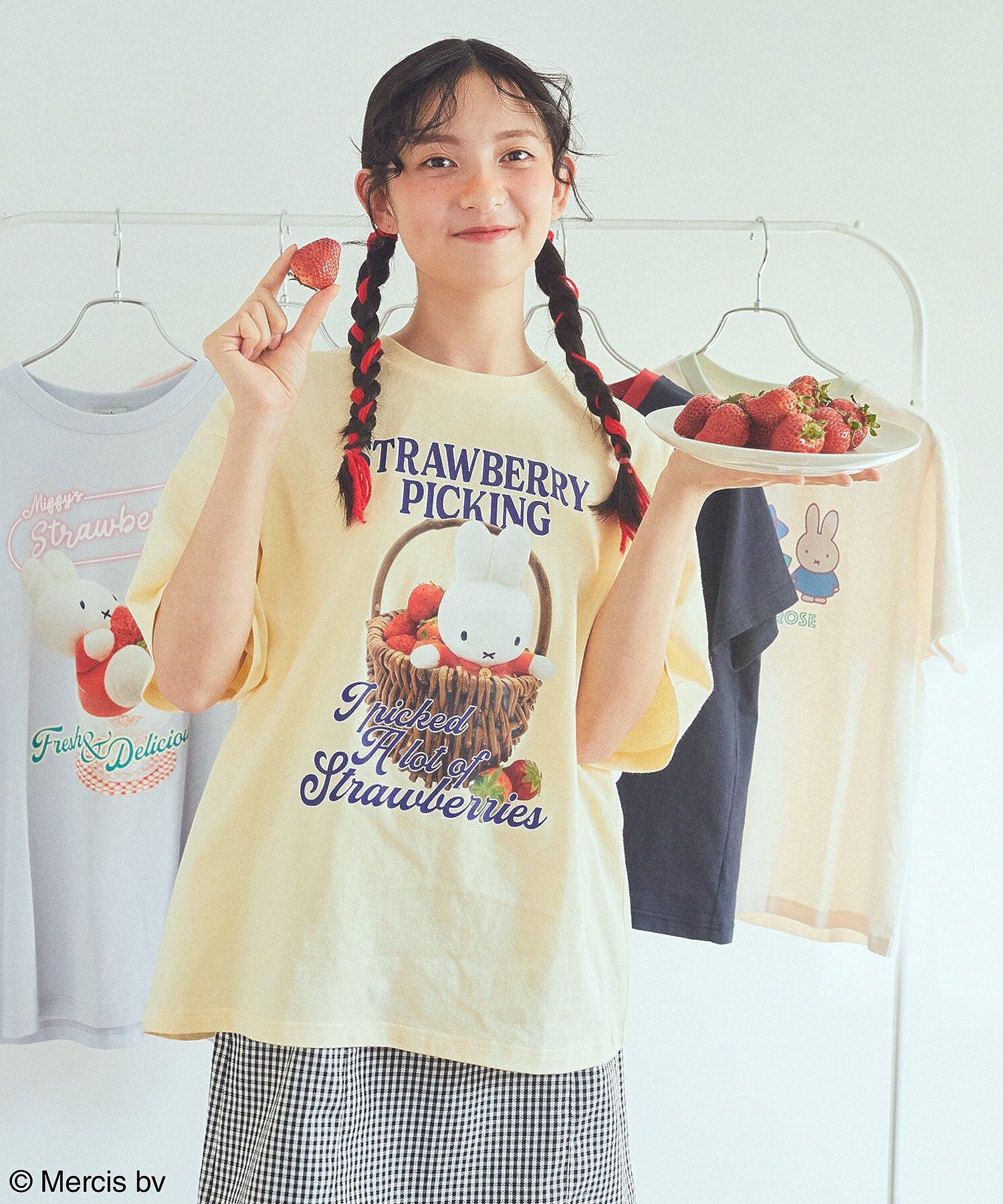 アースミュージックアンドエコロジー earth music&ecology miffy/earth strawberry Tee （オフホワイト） オフホワイト