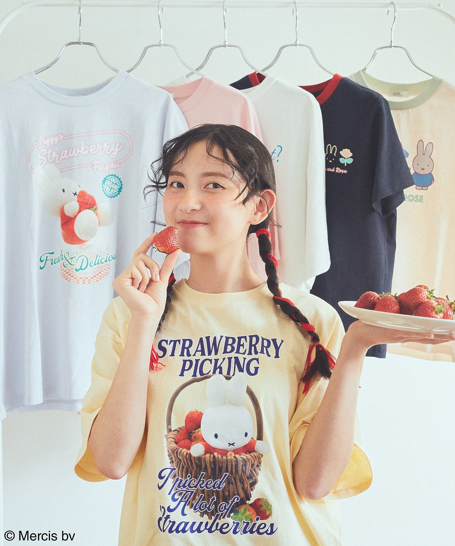 アースミュージックアンドエコロジー earth music&ecology miffy/earth strawberry Tee （オフホワイト） オフホワイト