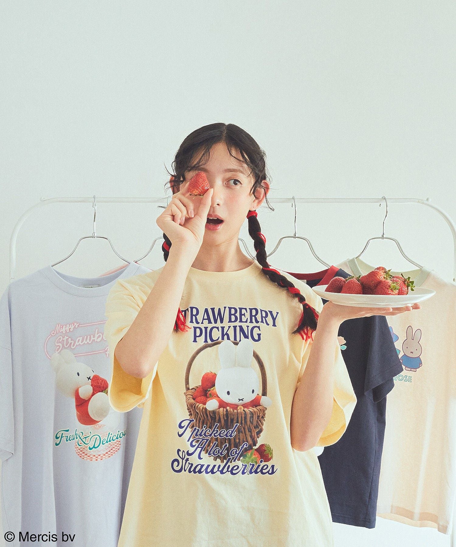 アースミュージックアンドエコロジー earth music&ecology miffy/earth strawberry Tee （オフホワイト） オフホワイト