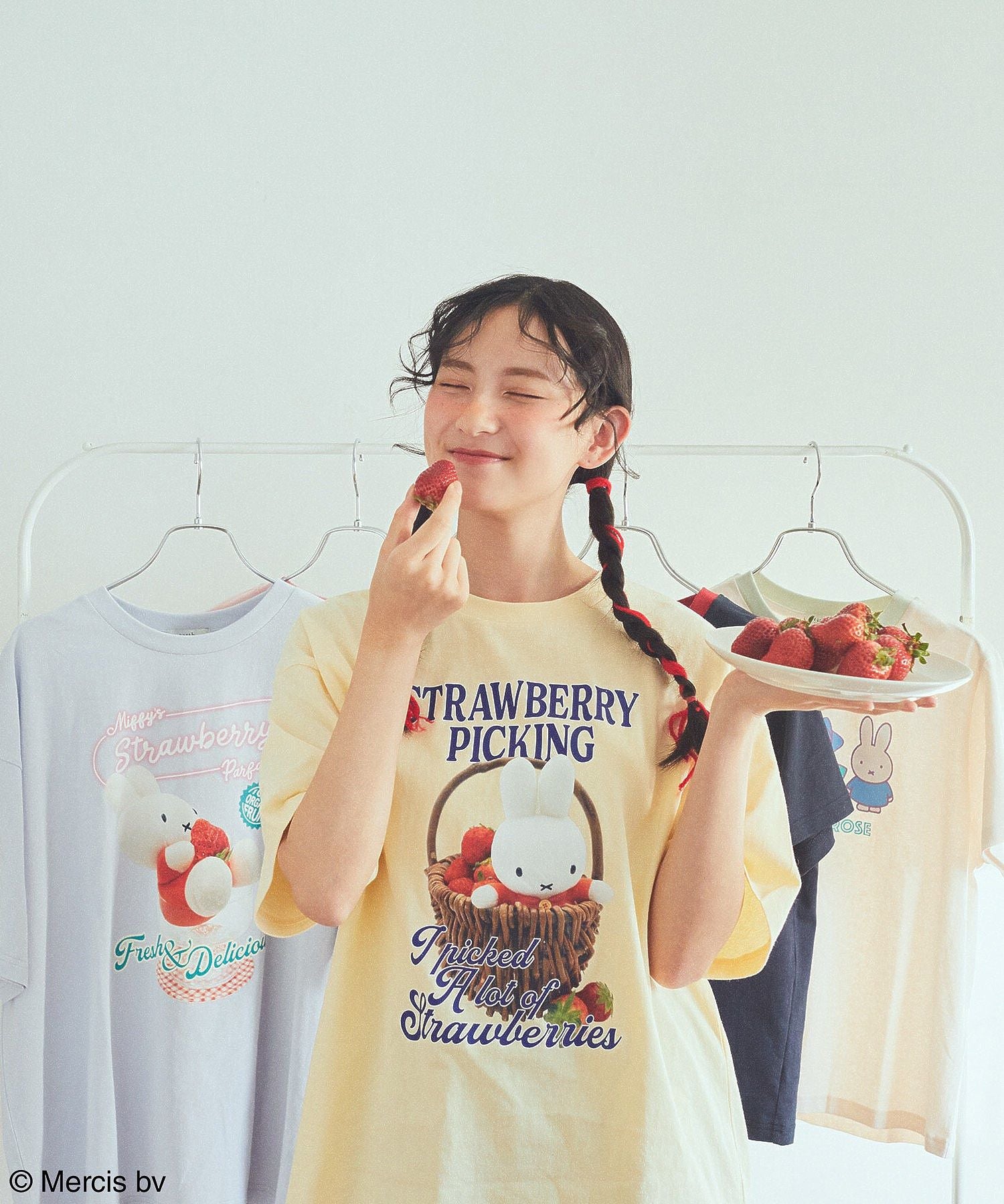 アースミュージックアンドエコロジー earth music&ecology miffy/earth strawberry Tee （オフホワイト） オフホワイト