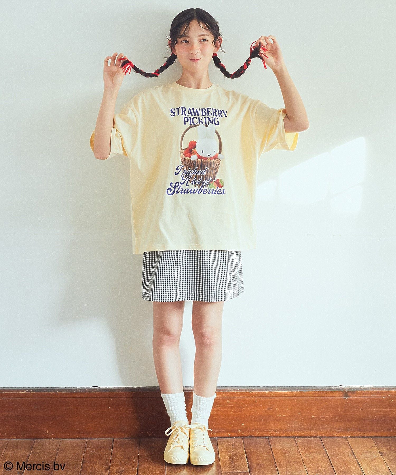 アースミュージックアンドエコロジー earth music&ecology miffy/earth strawberry Tee （オフホワイト） オフホワイト