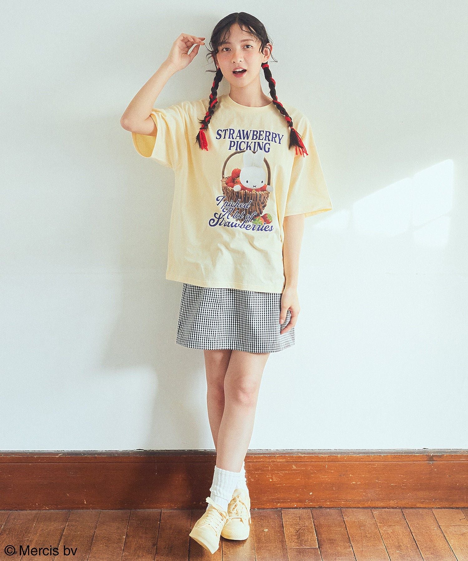 アースミュージックアンドエコロジー earth music&ecology miffy/earth strawberry Tee （オフホワイト） オフホワイト
