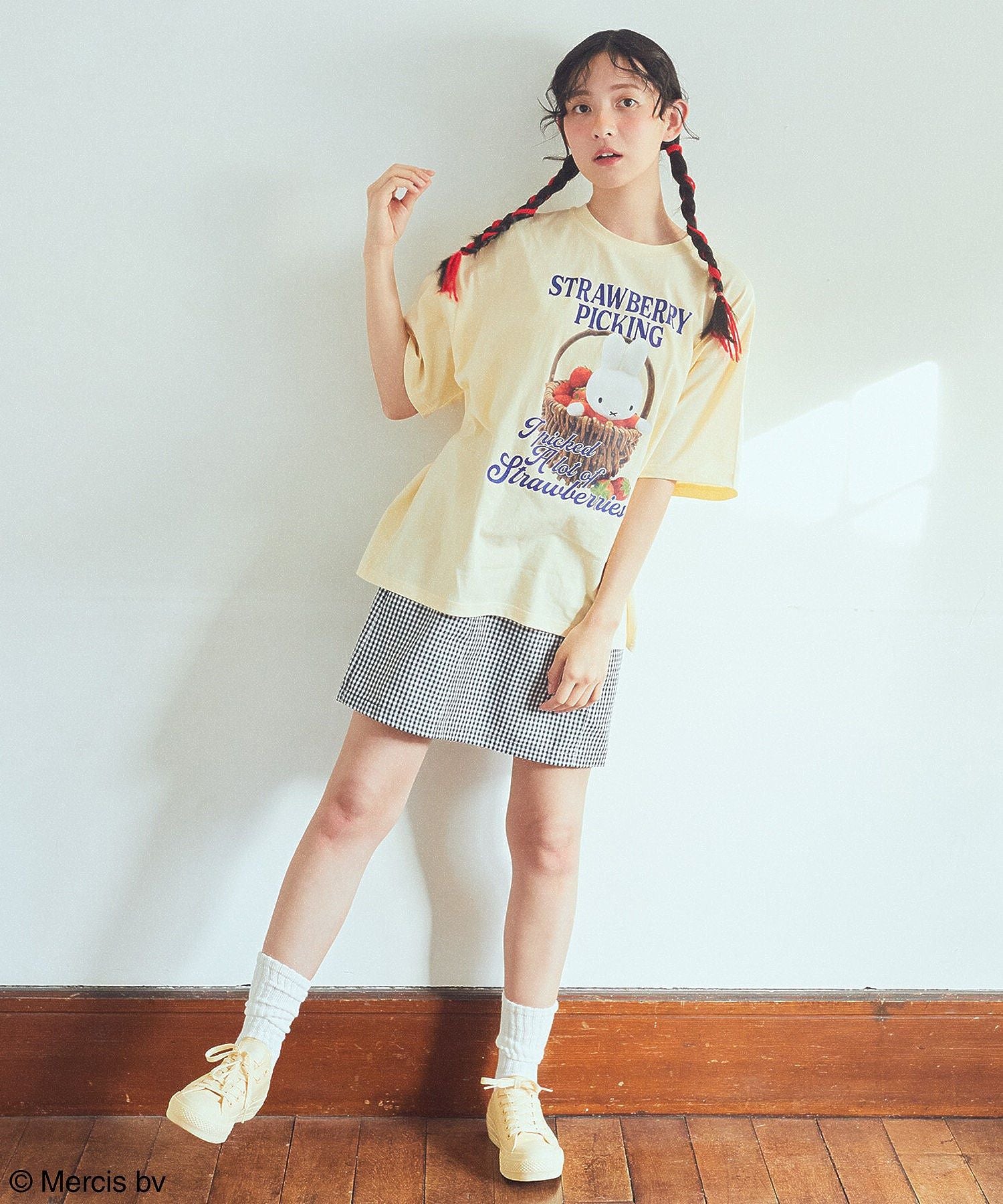 アースミュージックアンドエコロジー earth music&ecology miffy/earth strawberry Tee （オフホワイト） オフホワイト