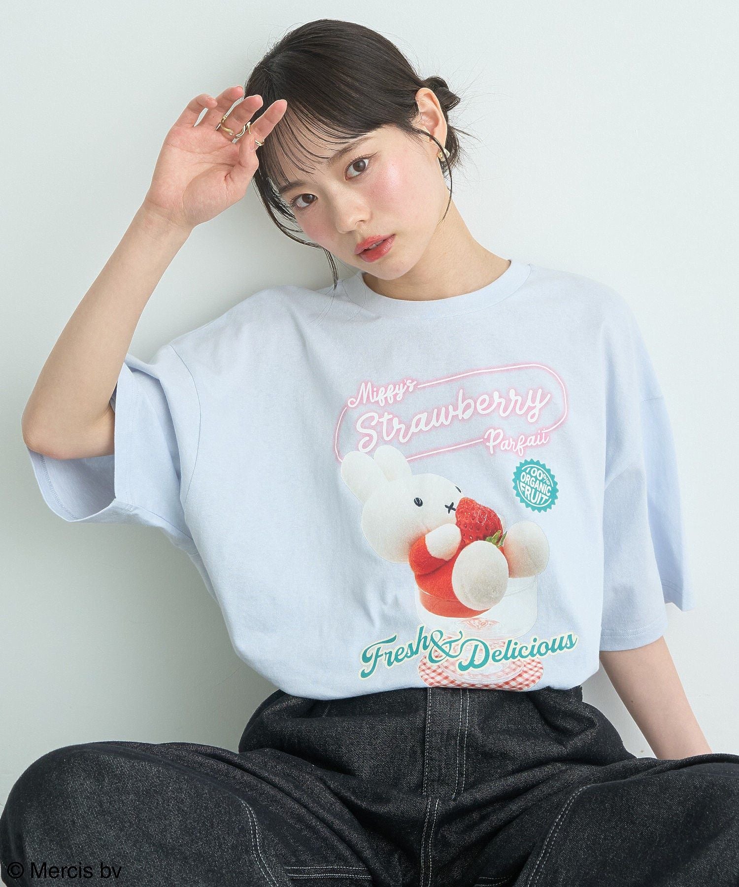アースミュージックアンドエコロジー earth music&ecology miffy/earth strawberry Tee （オフホワイト） オフホワイト