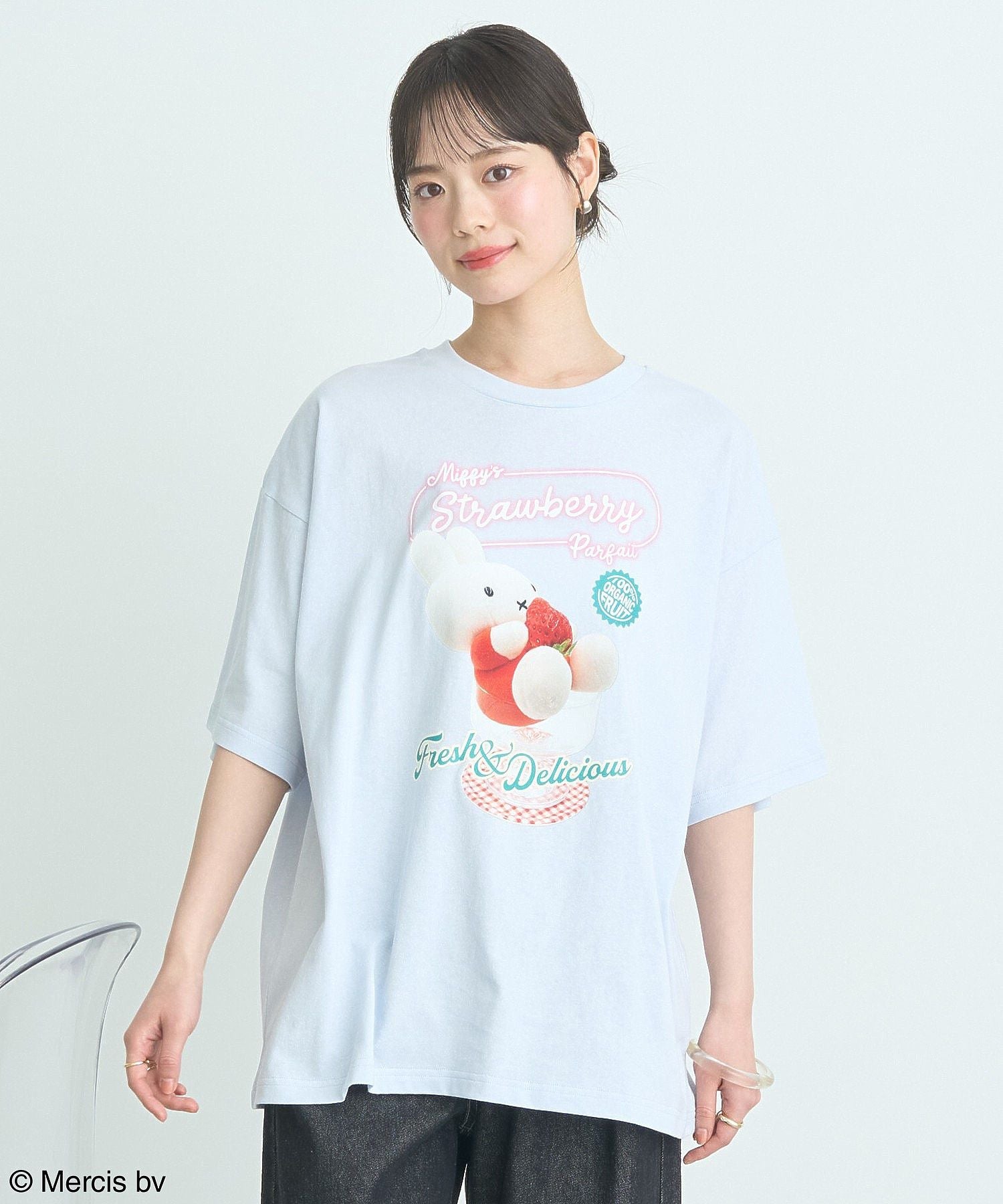 アースミュージックアンドエコロジー earth music&ecology miffy/earth strawberry Tee （オフホワイト） オフホワイト