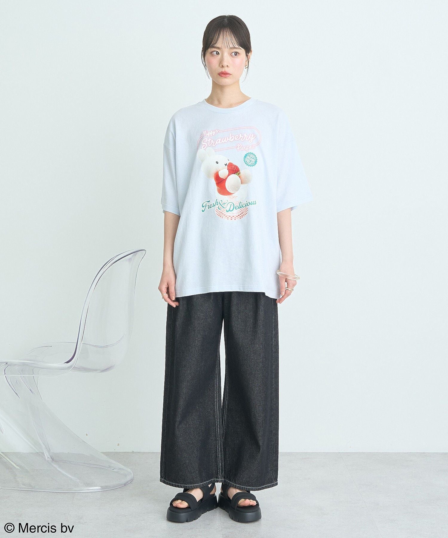 アースミュージックアンドエコロジー earth music&ecology miffy/earth strawberry Tee （オフホワイト） オフホワイト