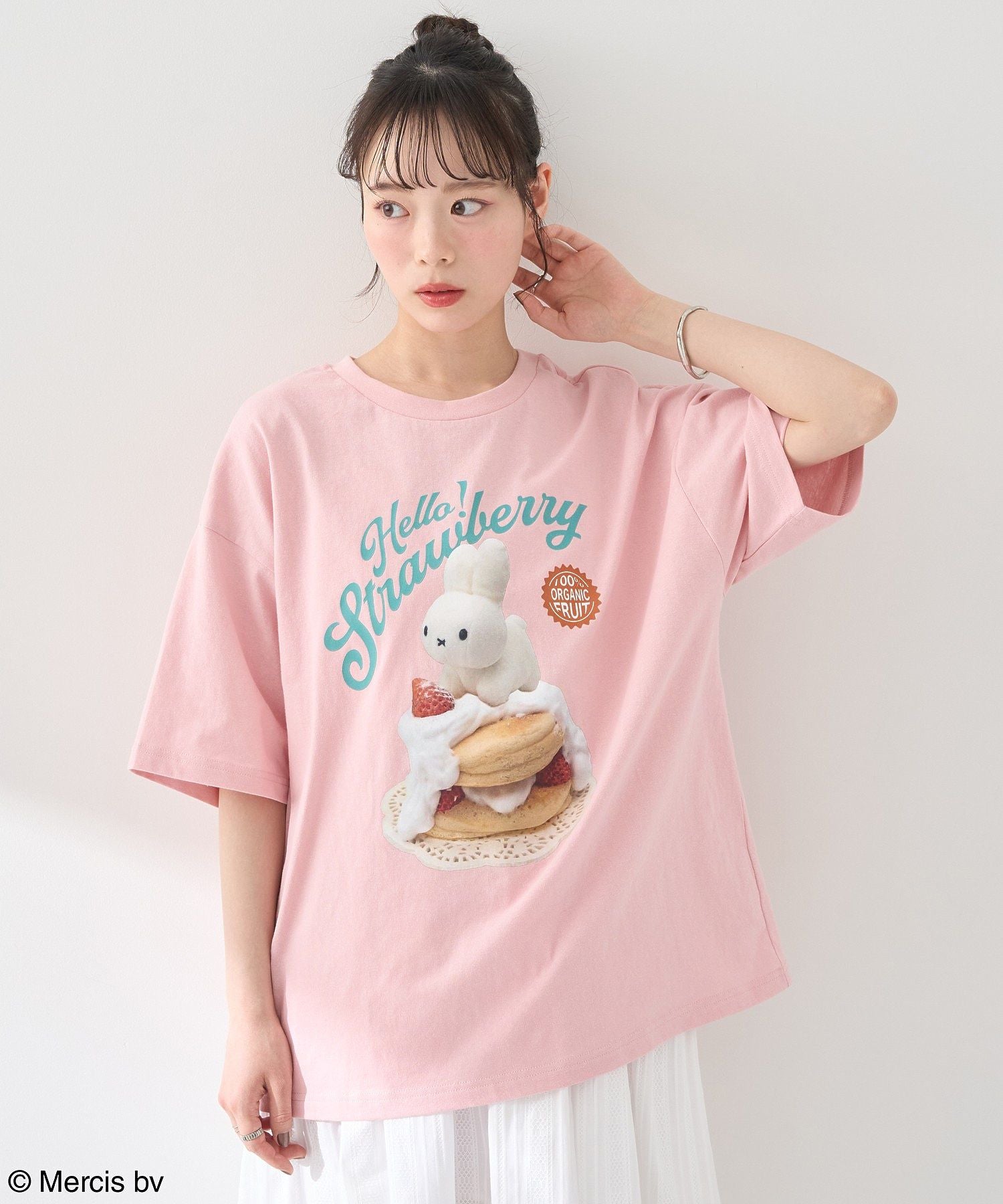 アースミュージックアンドエコロジー earth music&ecology miffy/earth strawberry Tee （オフホワイト） オフホワイト
