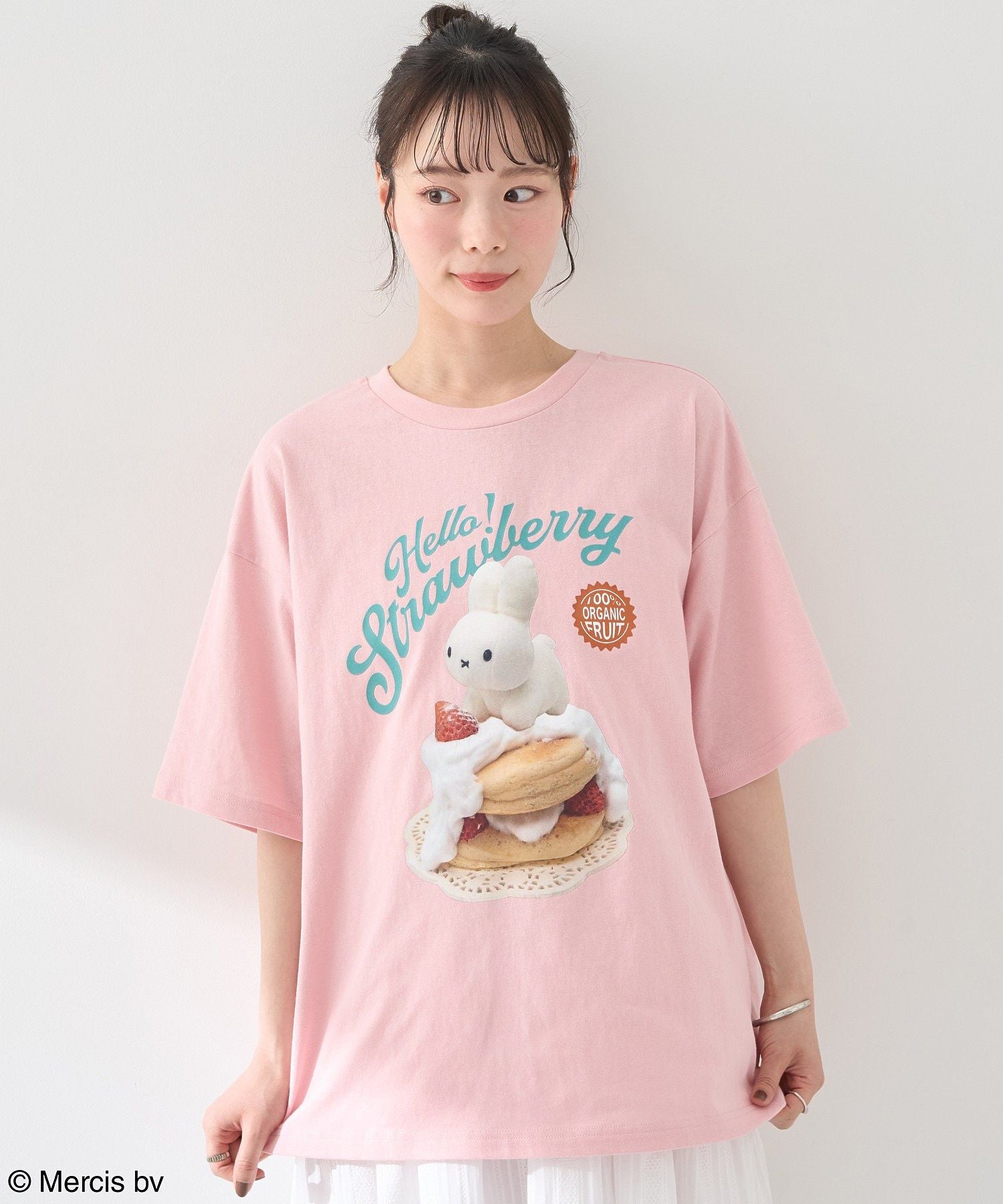 アースミュージックアンドエコロジー earth music&ecology miffy/earth strawberry Tee （オフホワイト） オフホワイト
