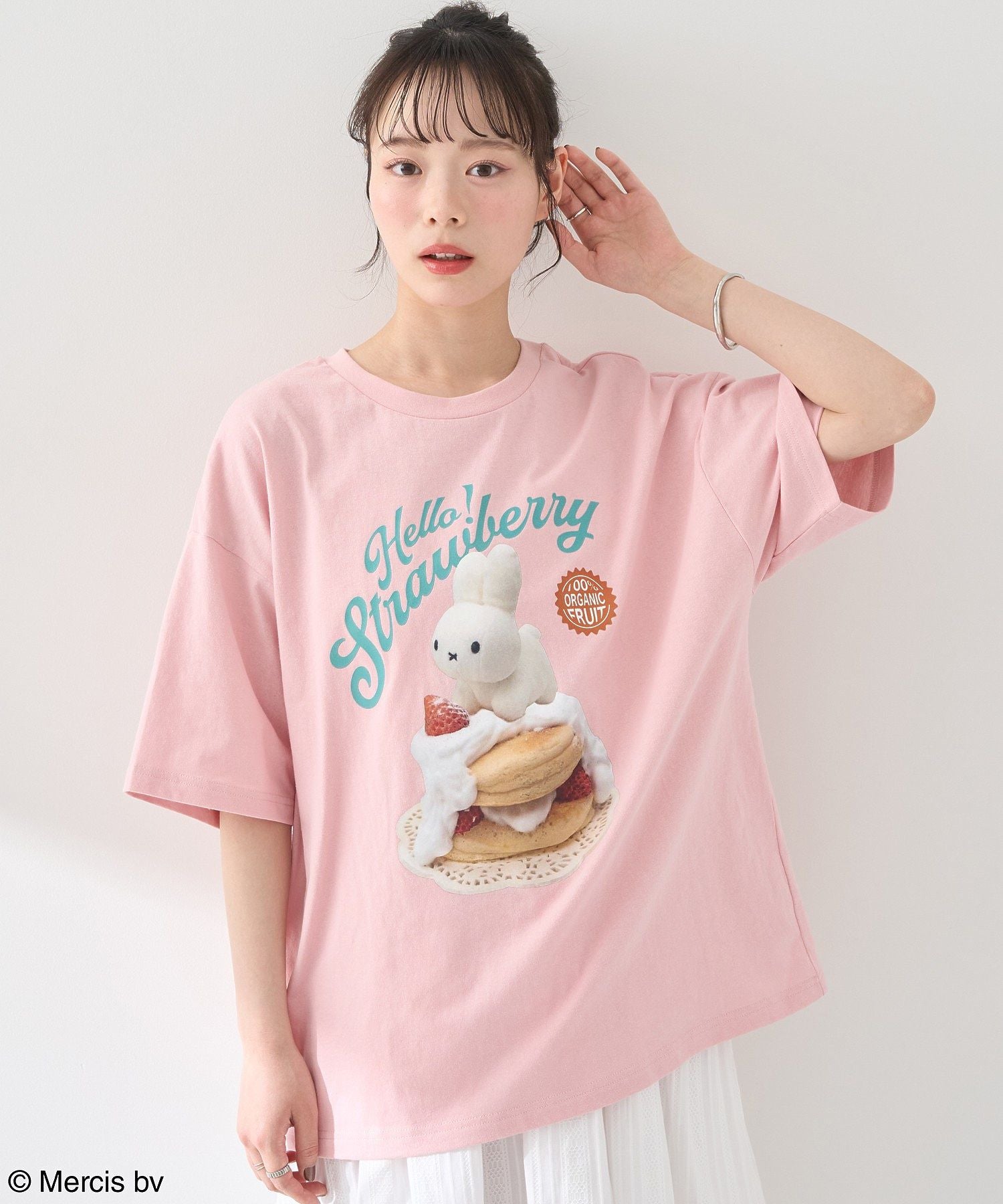 アースミュージックアンドエコロジー earth music&ecology miffy/earth strawberry Tee （オフホワイト） オフホワイト