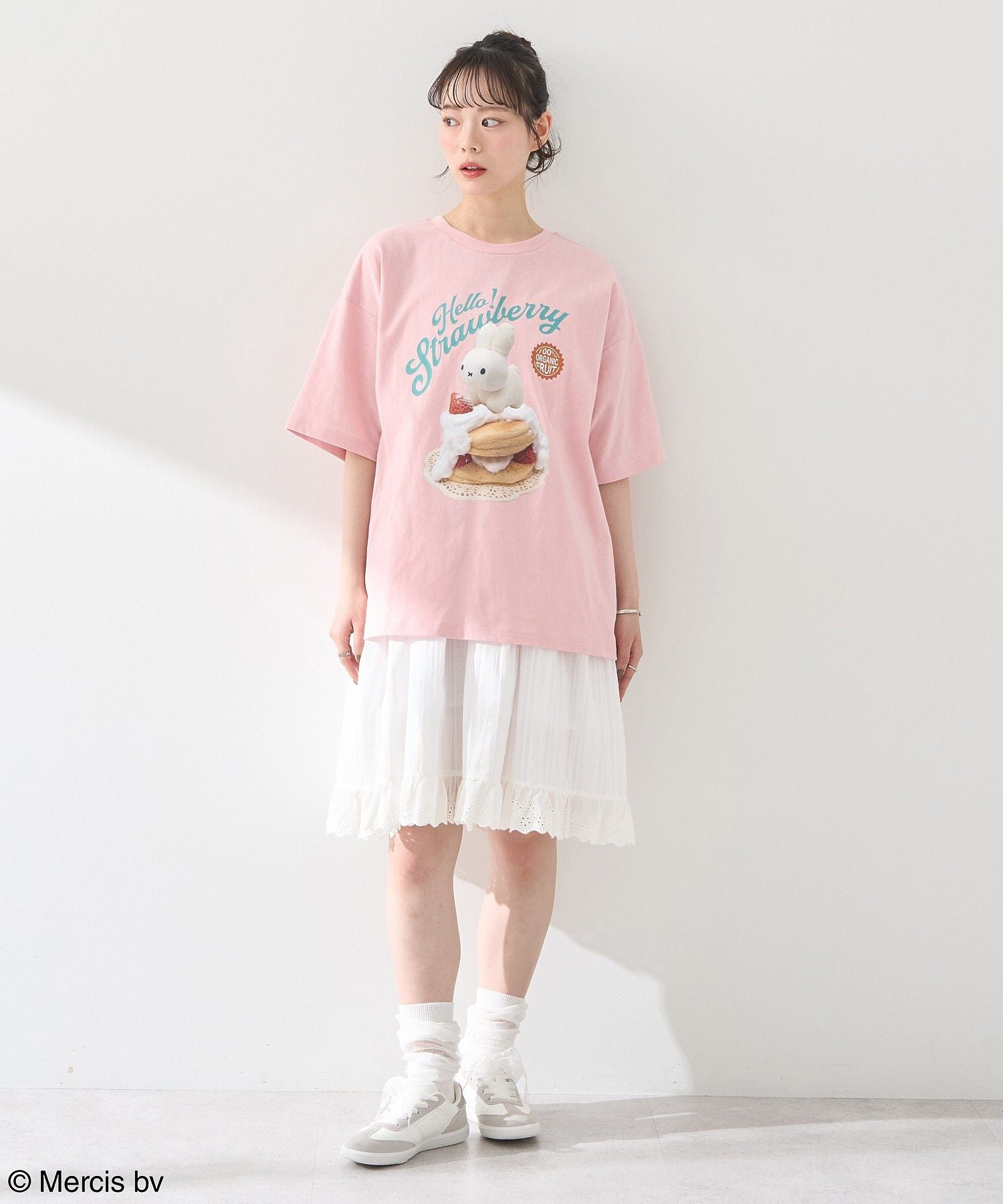アースミュージックアンドエコロジー earth music&ecology miffy/earth strawberry Tee （オフホワイト） オフホワイト