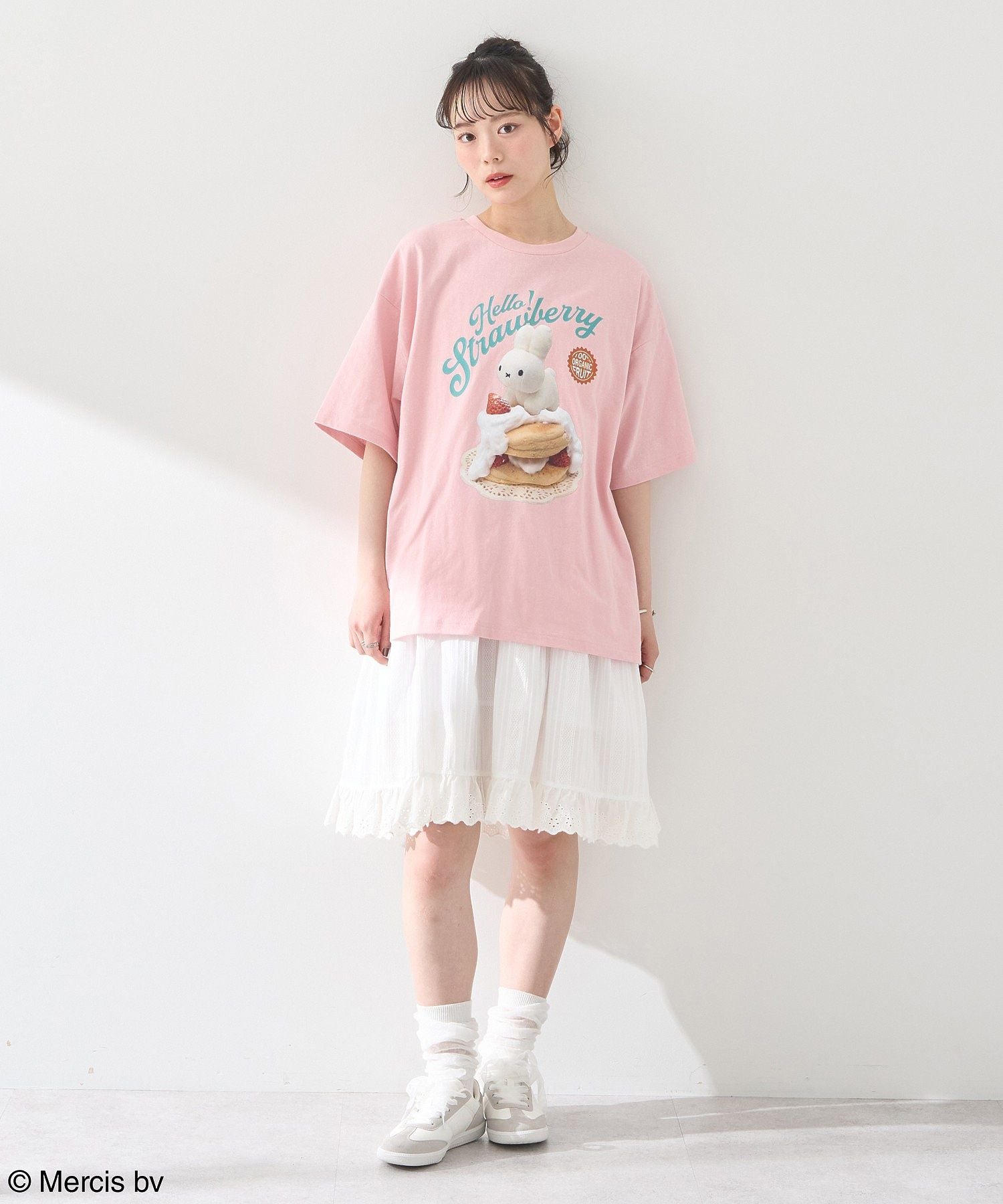 アースミュージックアンドエコロジー earth music&ecology miffy/earth strawberry Tee （オフホワイト） オフホワイト