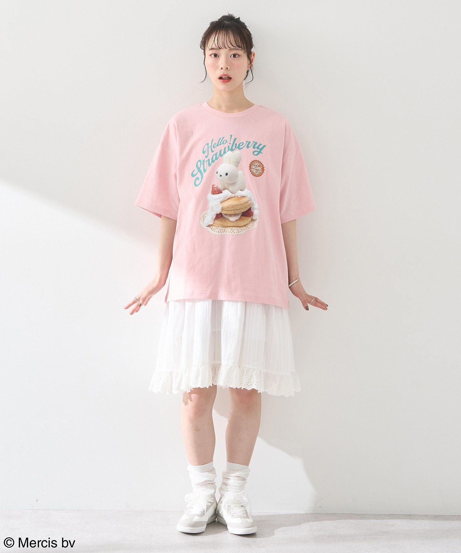 アースミュージックアンドエコロジー earth music&ecology miffy/earth strawberry Tee （オフホワイト） オフホワイト