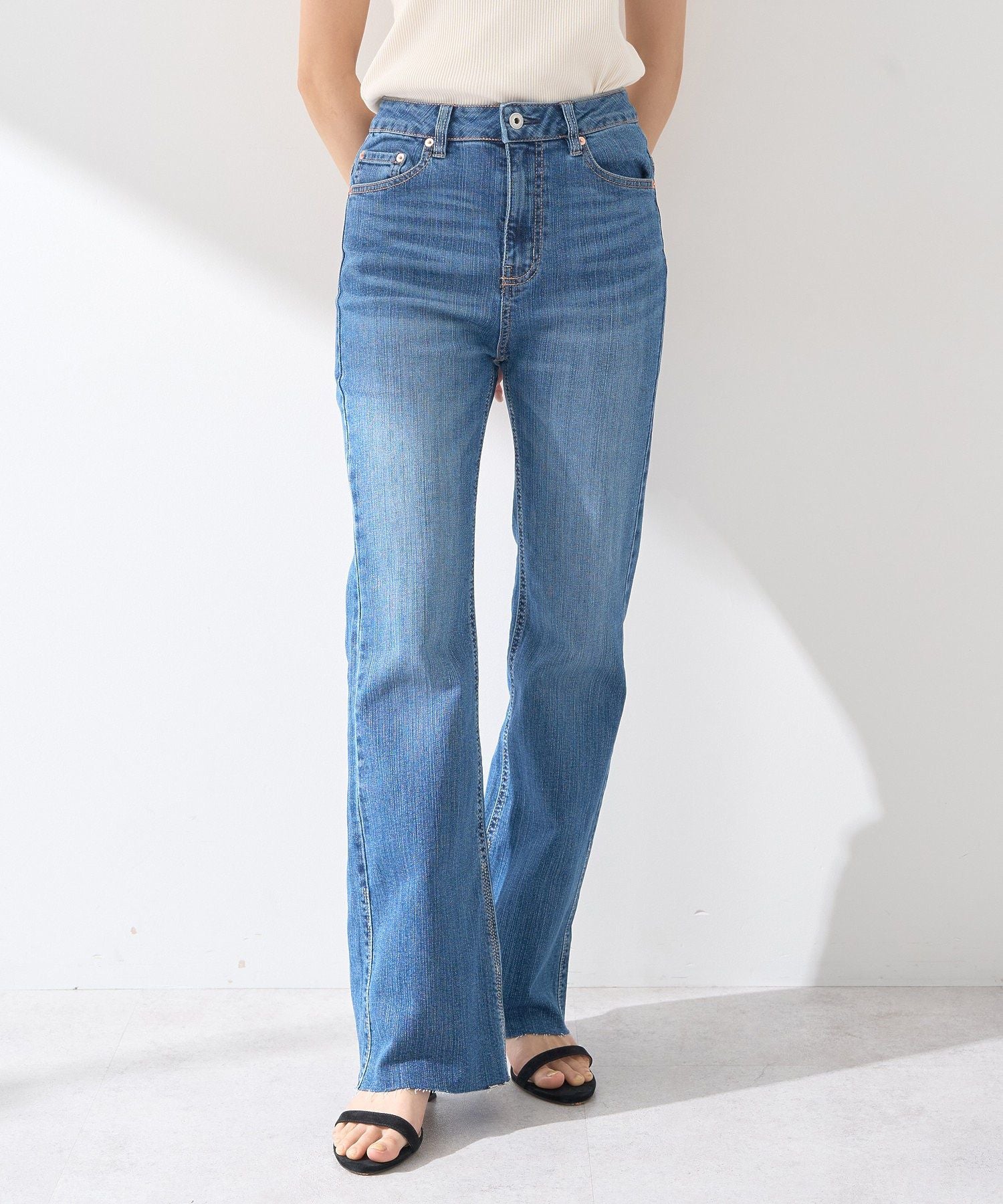 アースミュージックアンドエコロジー earth music&ecology セルフカットフレアデニムパンツ （ミディアムインディゴ） ミディアムインディゴ