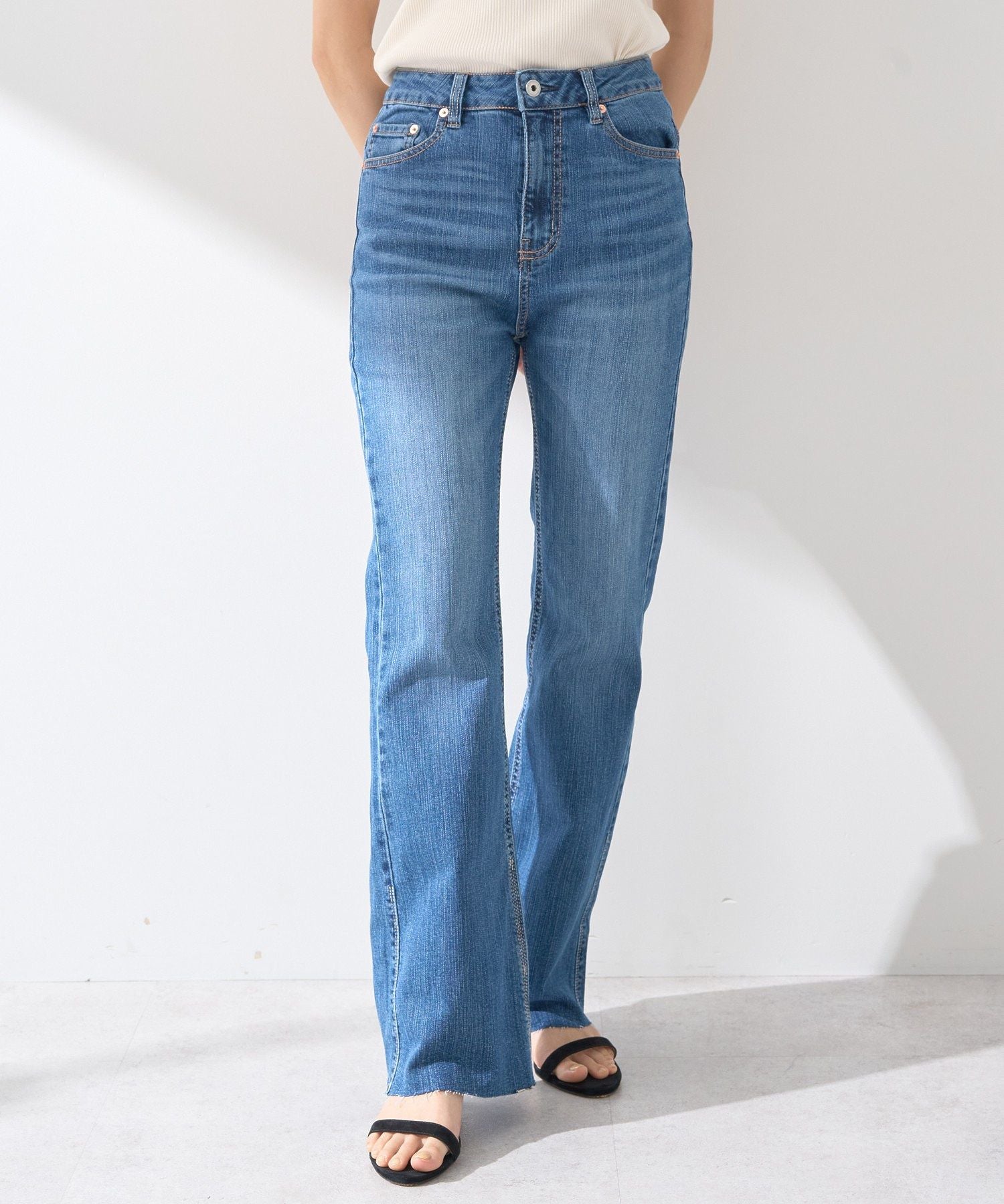 アースミュージックアンドエコロジー earth music&ecology セルフカットフレアデニムパンツ （ミディアムインディゴ） ミディアムインディゴ