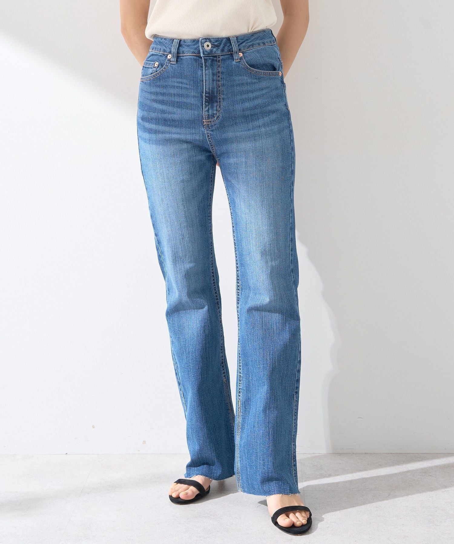 アースミュージックアンドエコロジー earth music&ecology セルフカットフレアデニムパンツ （ミディアムインディゴ） ミディアムインディゴ