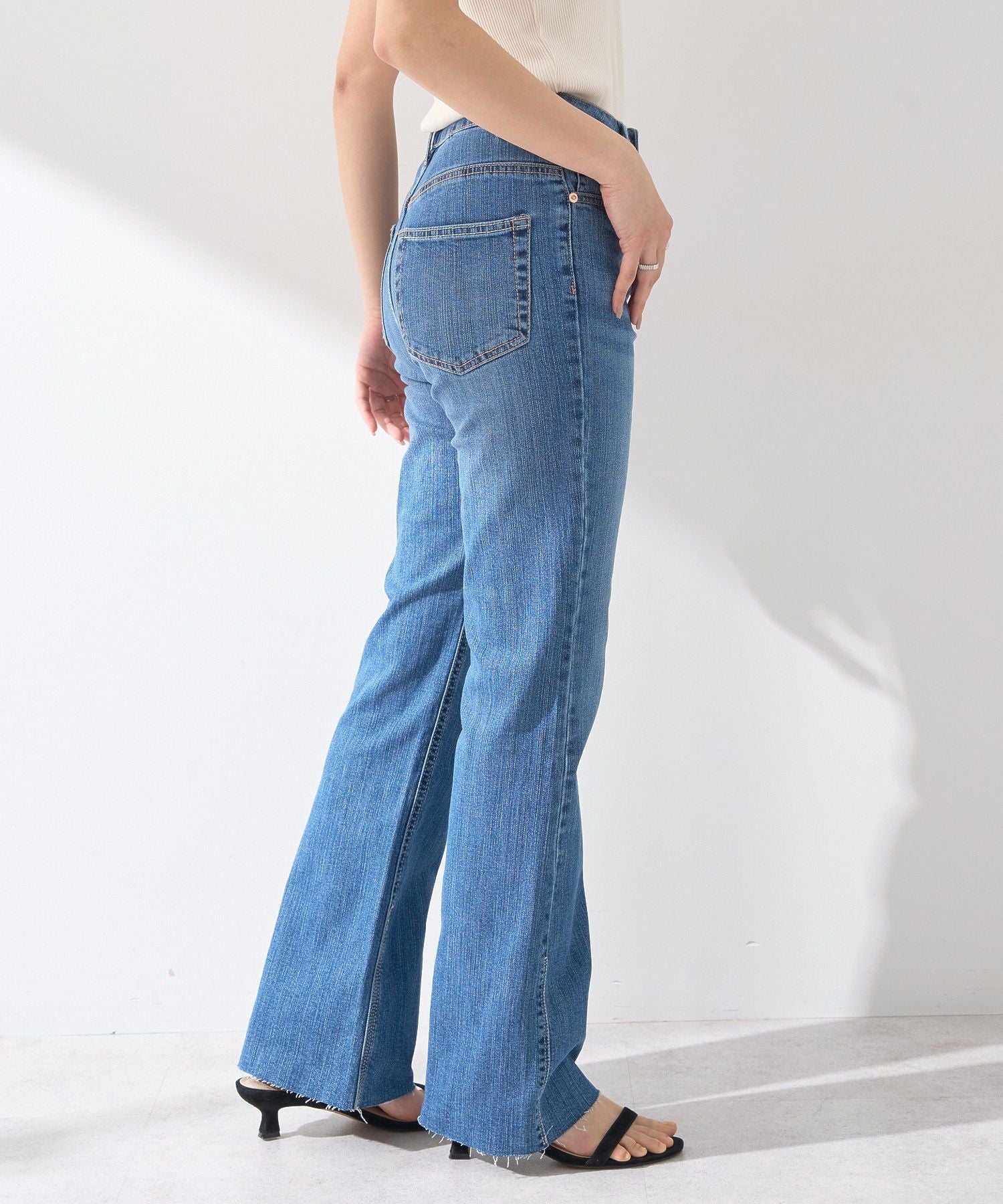 アースミュージックアンドエコロジー earth music&ecology セルフカットフレアデニムパンツ （ミディアムインディゴ） ミディアムインディゴ