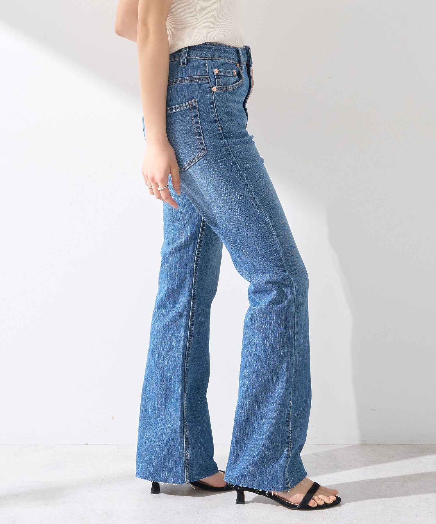 アースミュージックアンドエコロジー earth music&ecology セルフカットフレアデニムパンツ （ミディアムインディゴ） ミディアムインディゴ